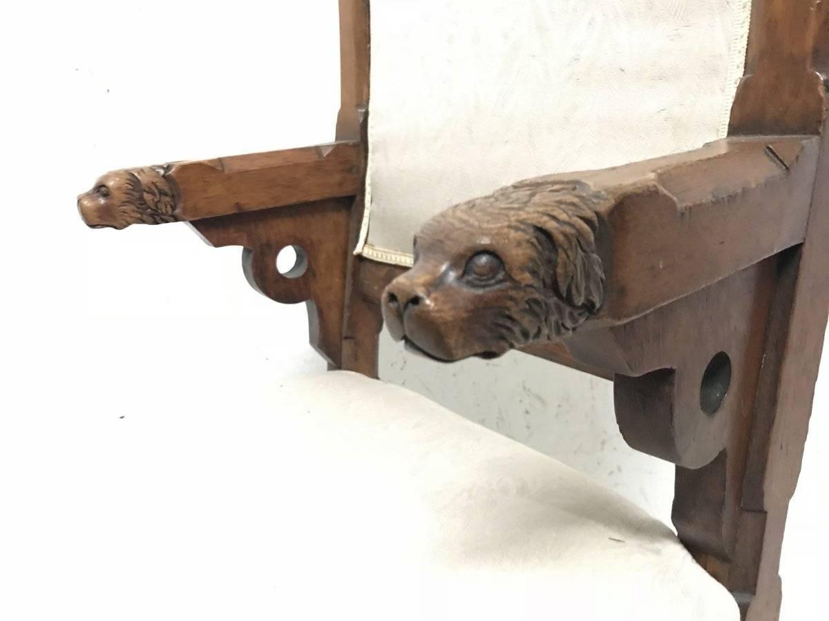 John Pollard Seddon Rare fauteuil gothique en chêne avec des têtes de chien sculptées sur les bras en vente 4