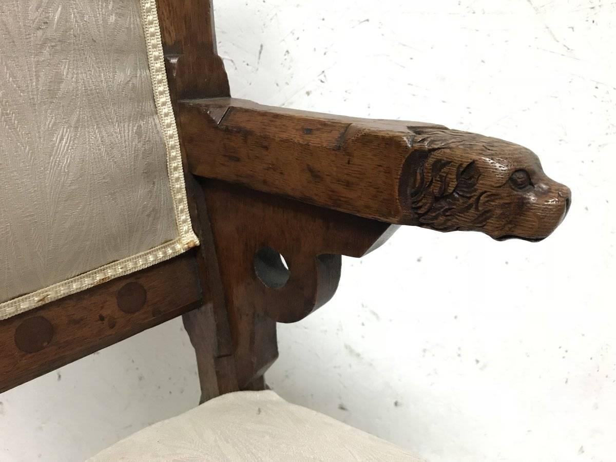 John Pollard Seddon Rare fauteuil gothique en chêne avec des têtes de chien sculptées sur les bras en vente 8