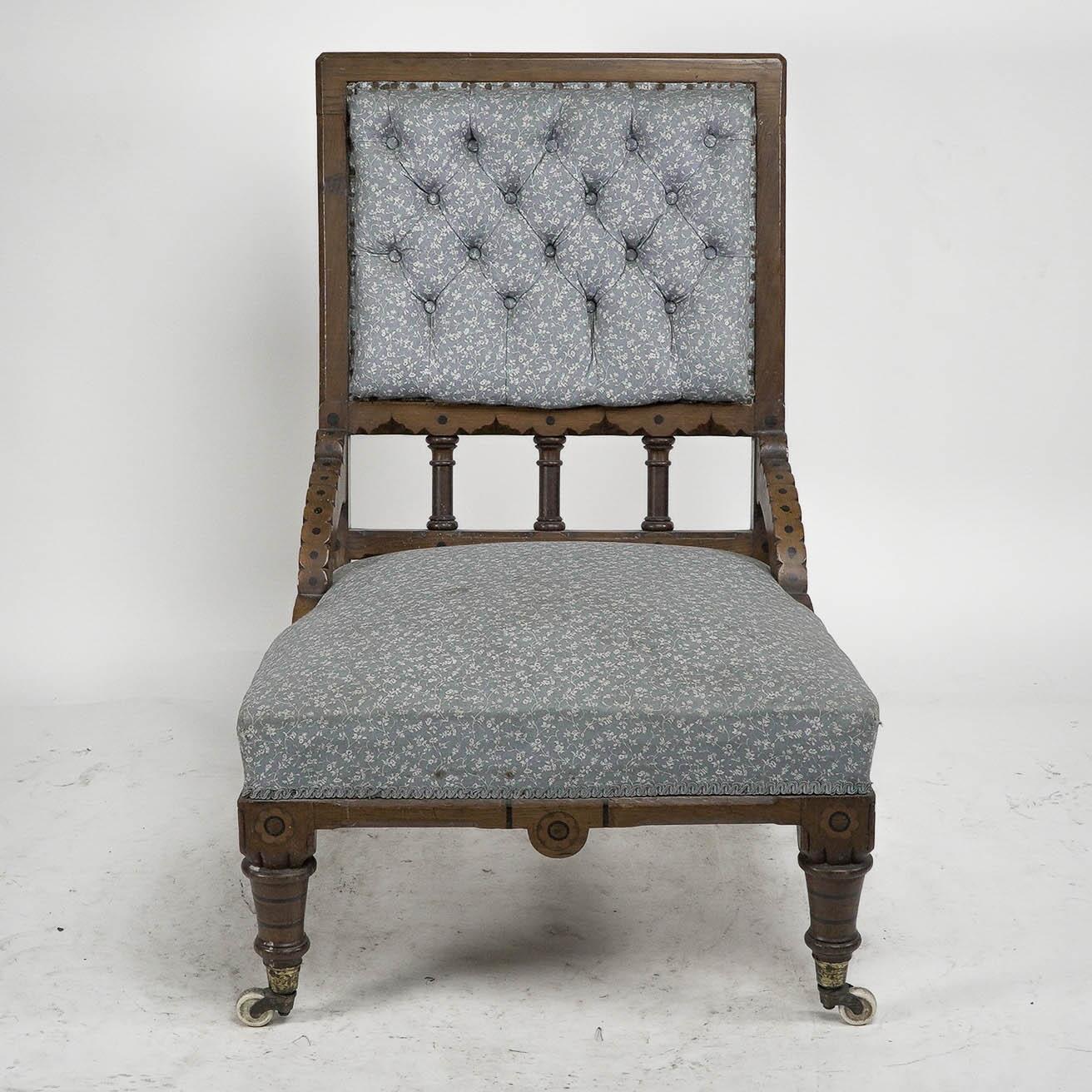 John Pollard Seddon attribuito, probabilmente realizzato da C. Seddon in collaborazione con Kenton and Co.
Una poltrona o poltroncina imbottita in rovere di stile gotico-revival con decorazioni circolari ebanizzate e dettagli floreali stilizzati