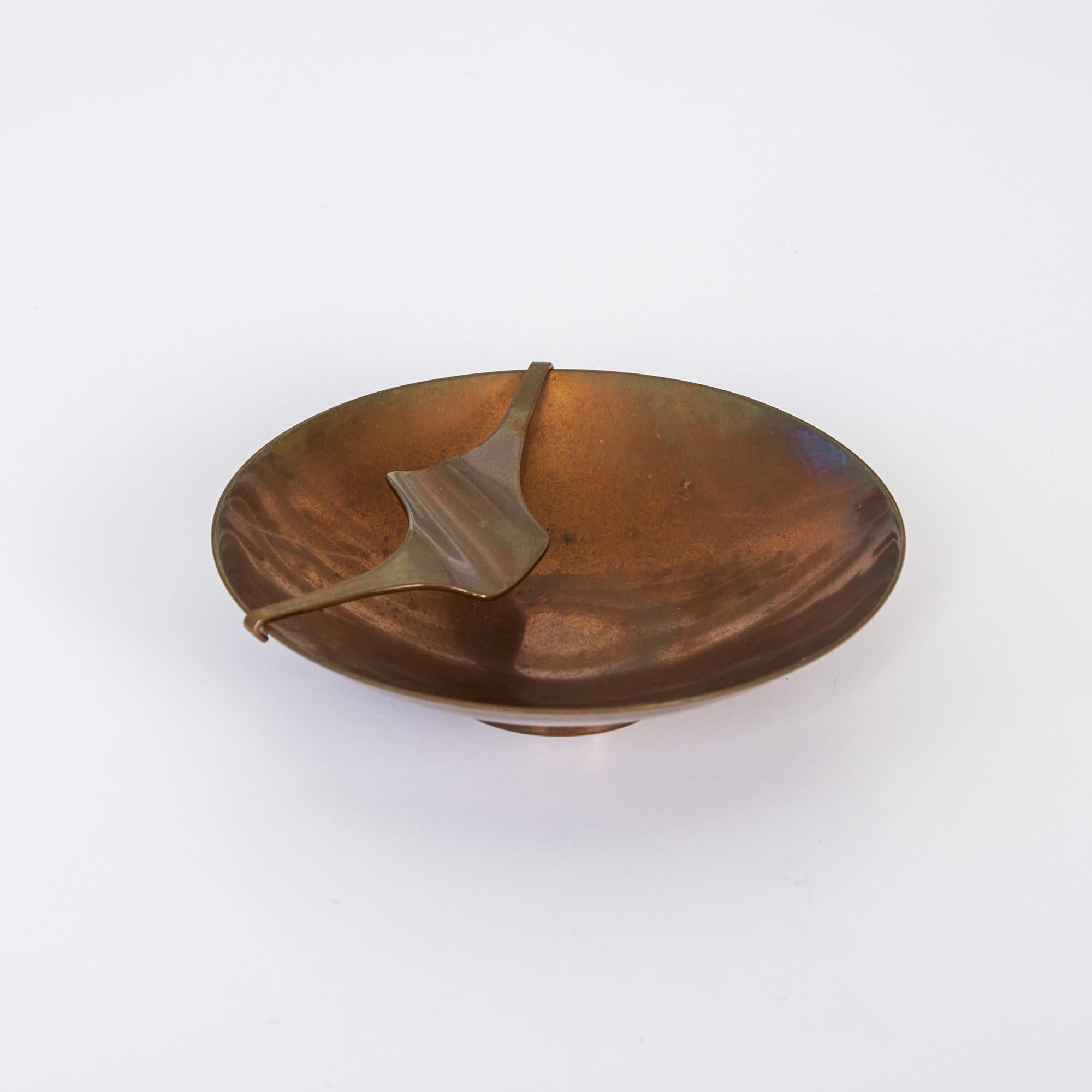 John Prip and Ronald Hayes Pearson bronze ashtray, by Metal Arts Co. Rochester NY, circa 1950s. The ashtray features a solid patinated brass bowl with minimalist foot. The top of the bowl features a decorative strip of bronze in a clean abstract
