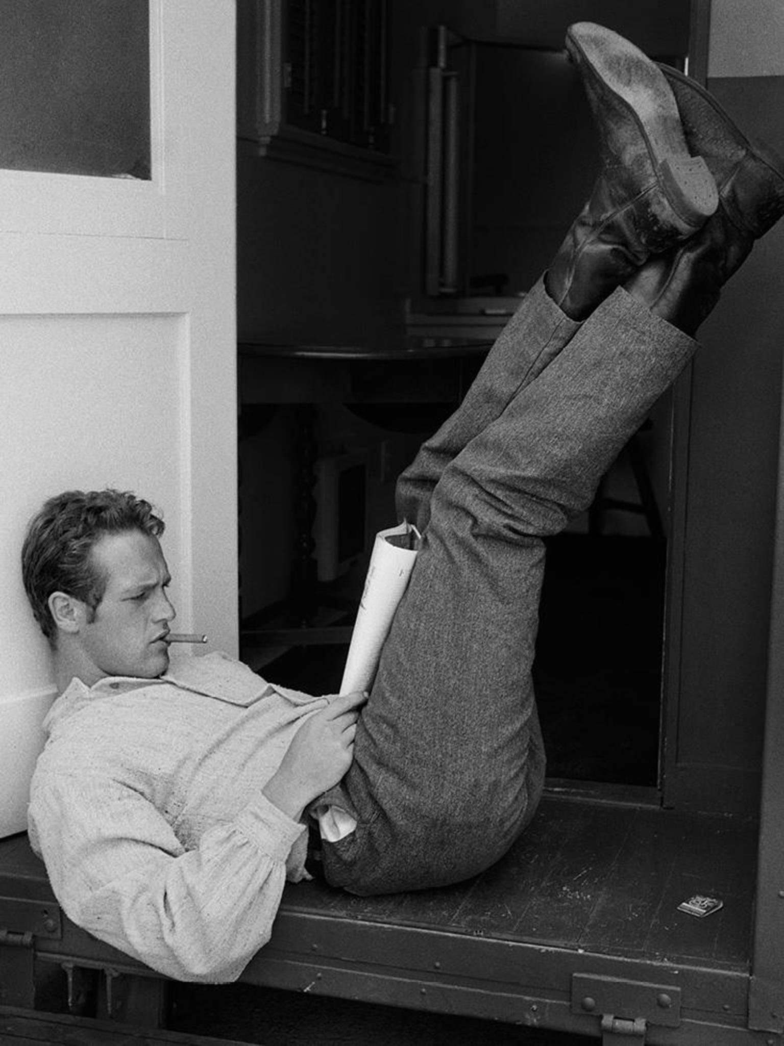 John R. Hamilton Black and White Photograph – Paul Newman, Fuß nach oben, „Die rechte Waffe“, 1958