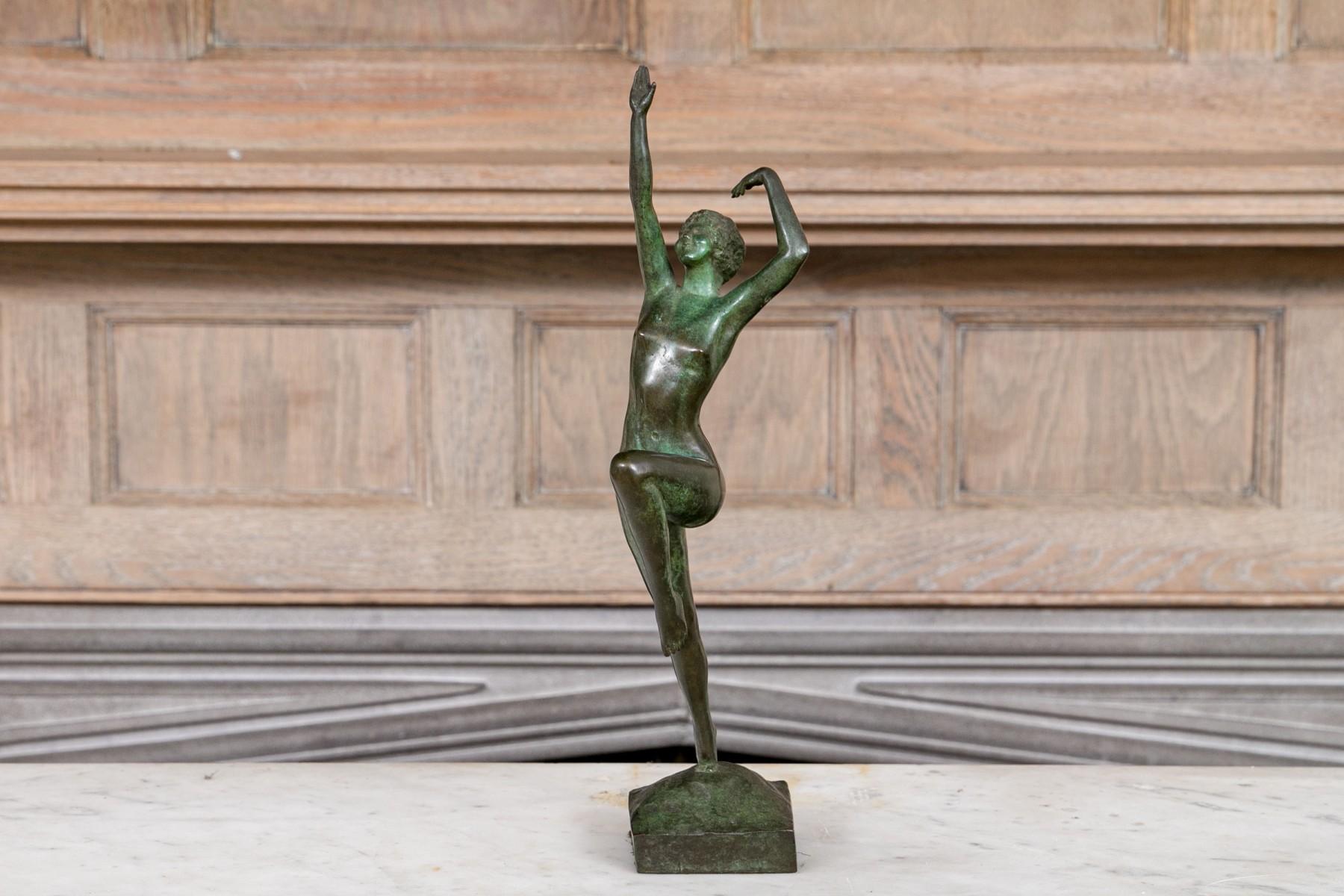 Maravillosa escultura de bronce de John Ramsey de una bailarina producida por Gorham hacia 1923. La bailarina posa elegantemente con ambos brazos levantados, en equilibrio sobre un pie sobre una base de montículo cuadrado. Firmado y fechado, también