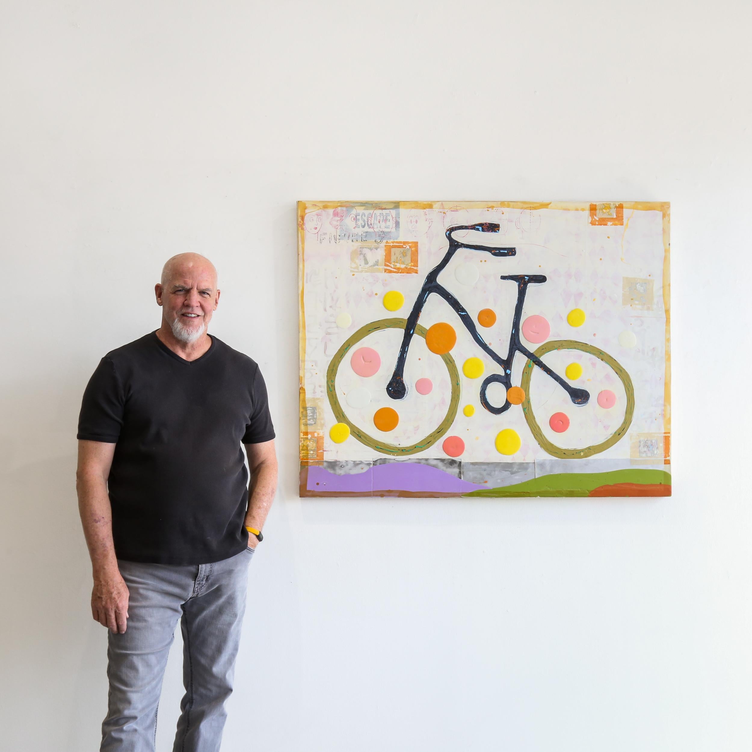 Opera originale di John Randall Nelson che raffigura una bicicletta con caratteristiche della Pop Art e della Folk Art combinate con uno stile illustrativo e stravagante. I colori vivaci, le figure da cartone animato e le scene giocose e surreali
