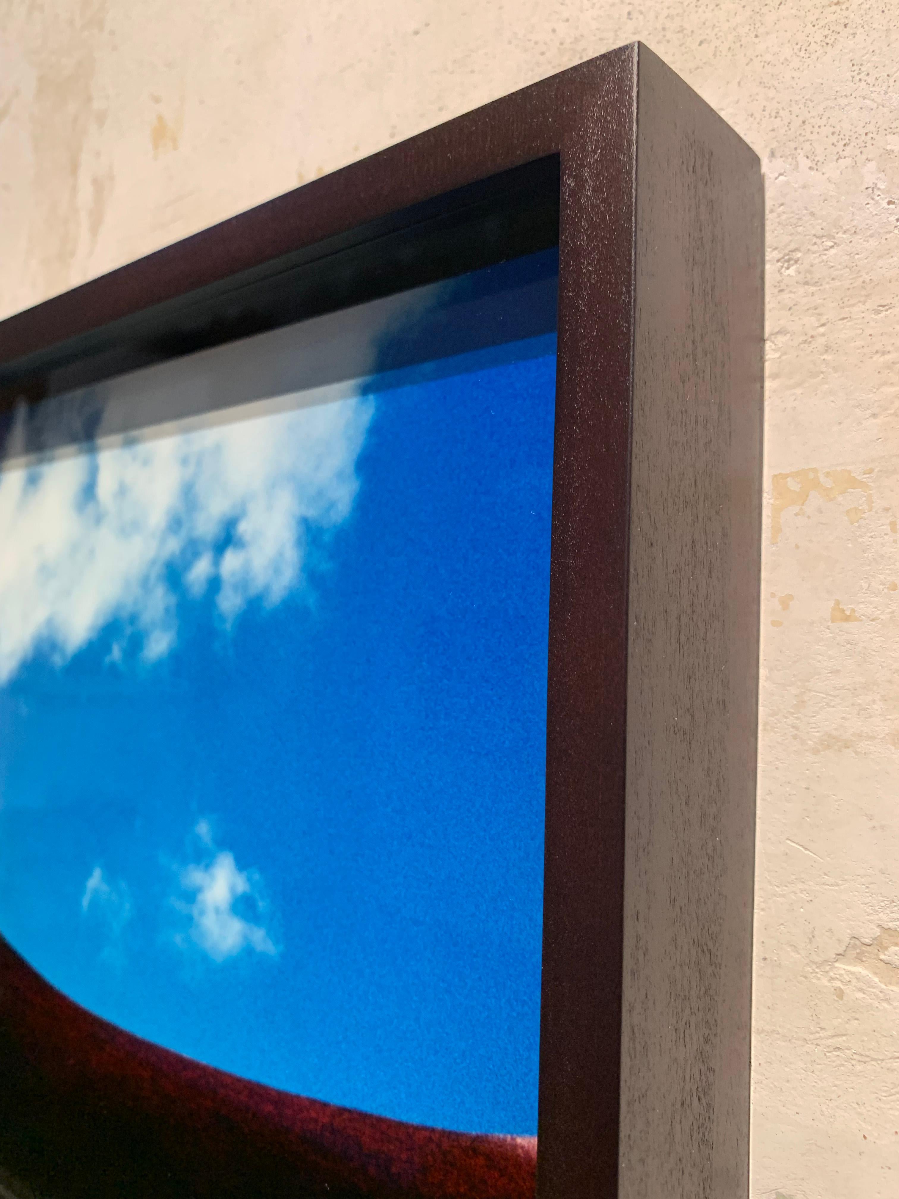 Noverre - Paysage de chevaux I, ciel bleu et nuages, imprimé Panoramic, Australie - Contemporain Print par John Reardon