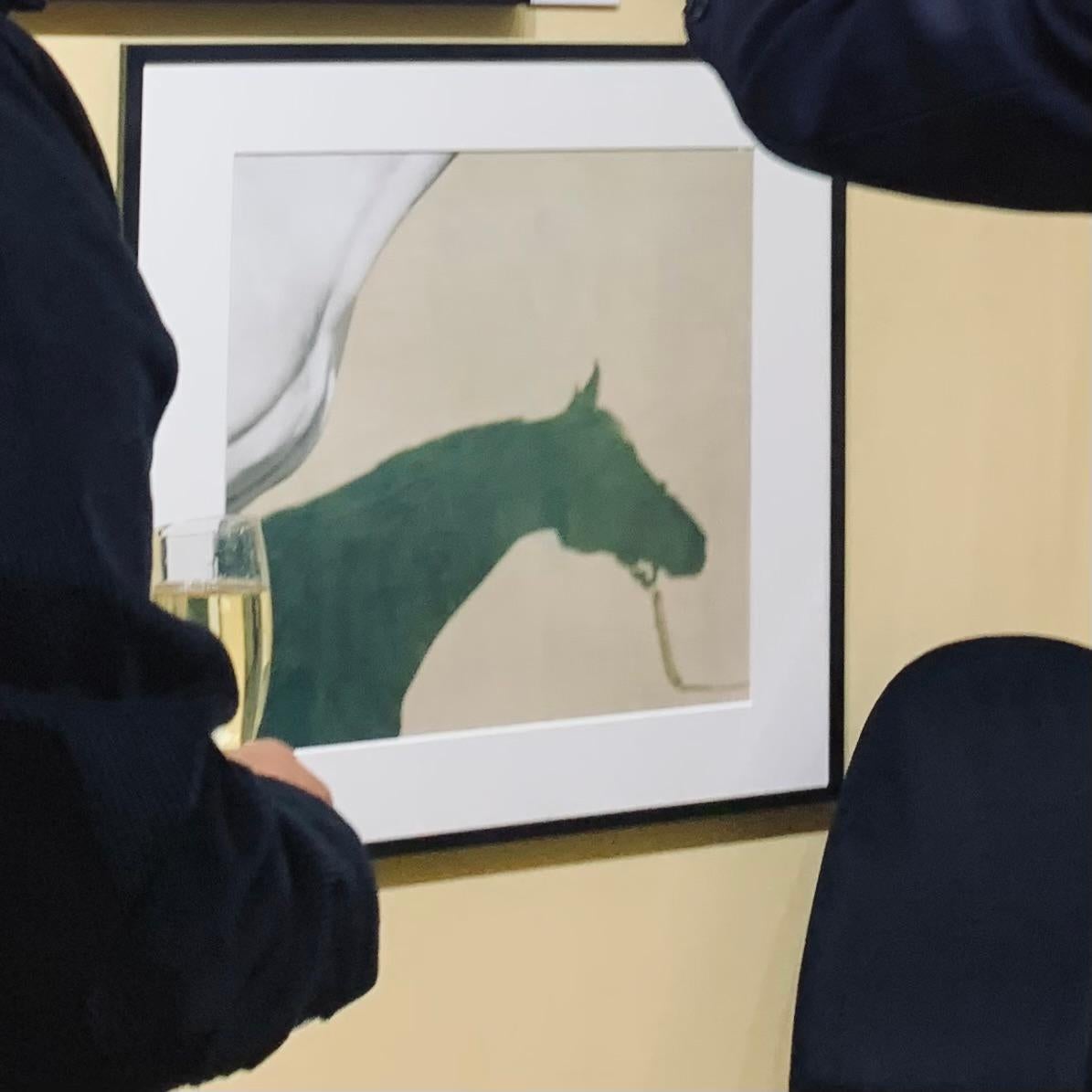 Die Rennpferde und die Menschen in ihrem Umfeld erwiesen sich als seine idealen Motive. Reardons Auge fand die Eleganz, die Kraft und die klagende Verletzlichkeit von allem, was ihm vor die Kamera kam, und das Vollblut ist reich an Eleganz, Kraft