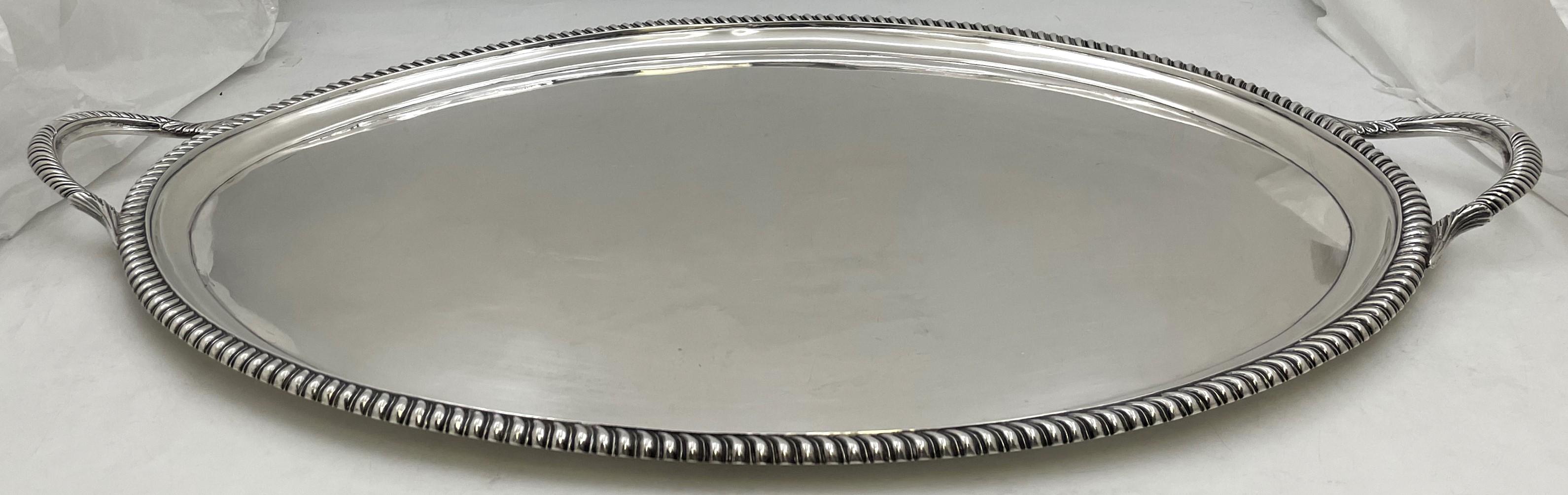 John Reily, vassoio monumentale inglese in argento sterling del 1788 (epoca georgiana), con bordo a forma di gadroon. Misura 29'' da manico a manico (24 3/4'' esclusi i manici) per 19'' di larghezza e 1 3/4'' di altezza, pesa ben 152,8 once troy e