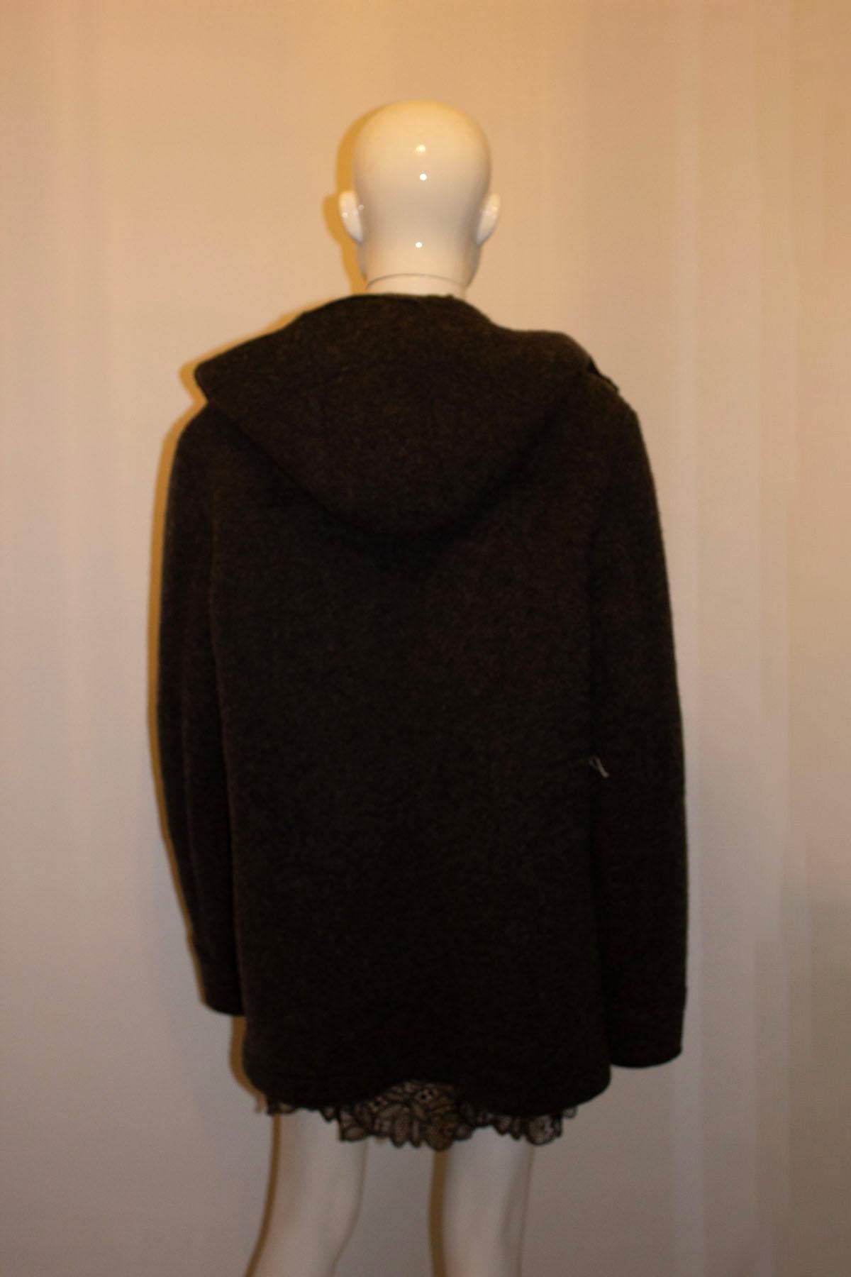 Une magnifique veste en laine grise de John Rich and Co. La veste est en laine grise épaisse, avec une fermeture à glissière sur le devant, quatre poches et une capuche. Il n'est pas doublé. 
En parfait état. 
Mesures :  Buste/poitrine jusqu'à 42'',