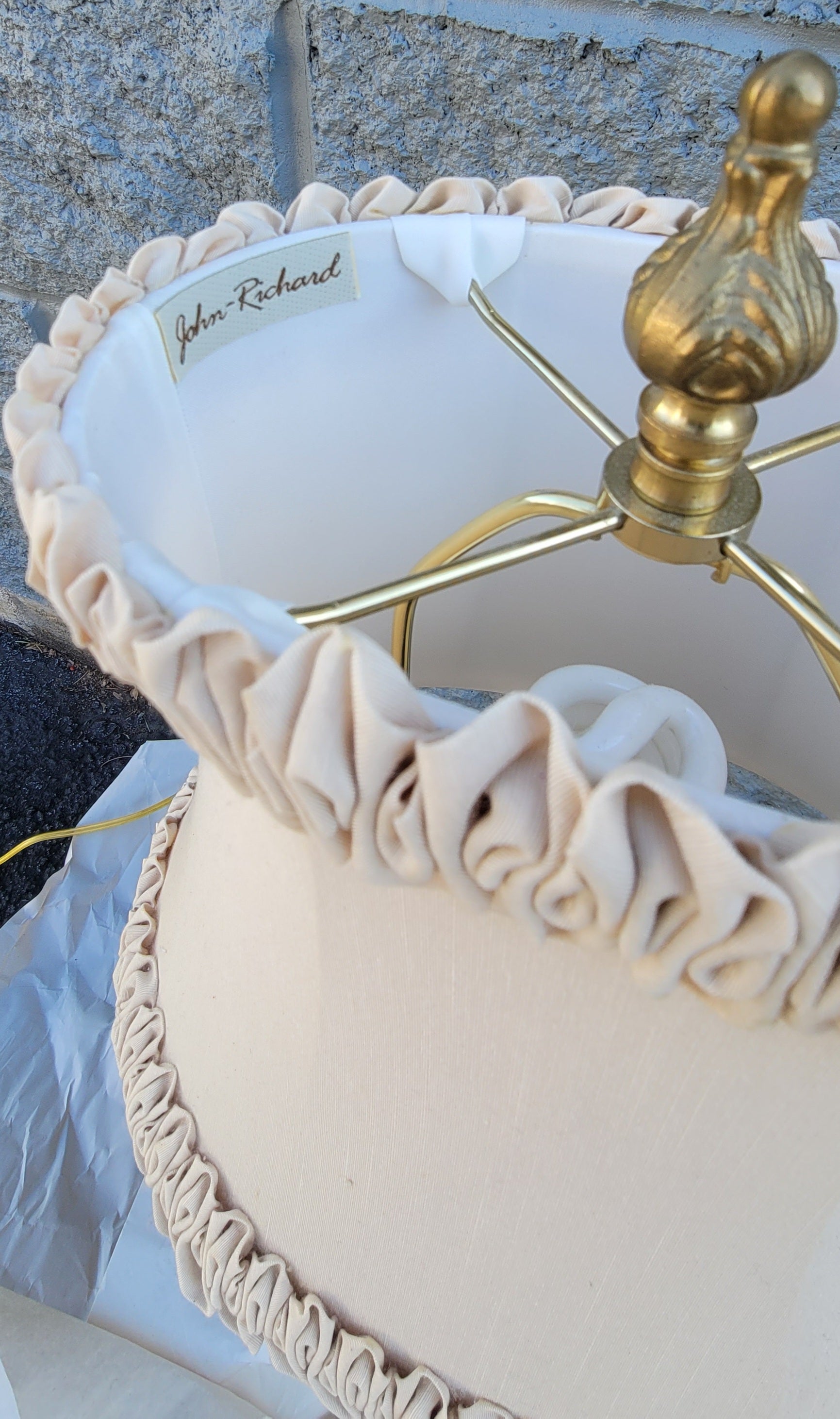Une exquise lampe de table John Richard en plâtre doré orné de trophées avec abat-jour original. Sculpture en plâtre complexe avec des feuilles d'acanthe et de fins ornements géométriques. La table est livrée avec un abat-jour original en soie ovale