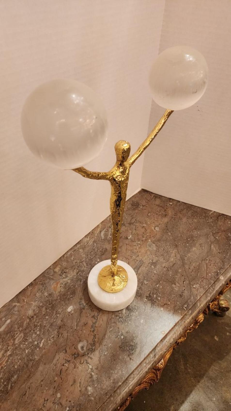 Moderno A. Richard Figura in ottone con due sfere di selenite in vendita