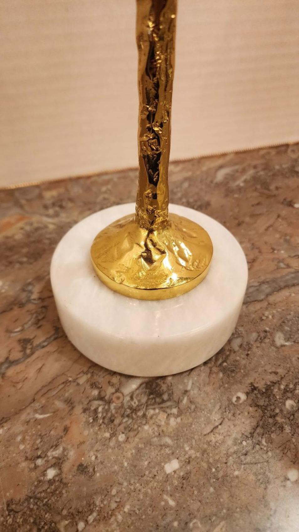 Americano A. Richard Figura in ottone con due sfere di selenite in vendita