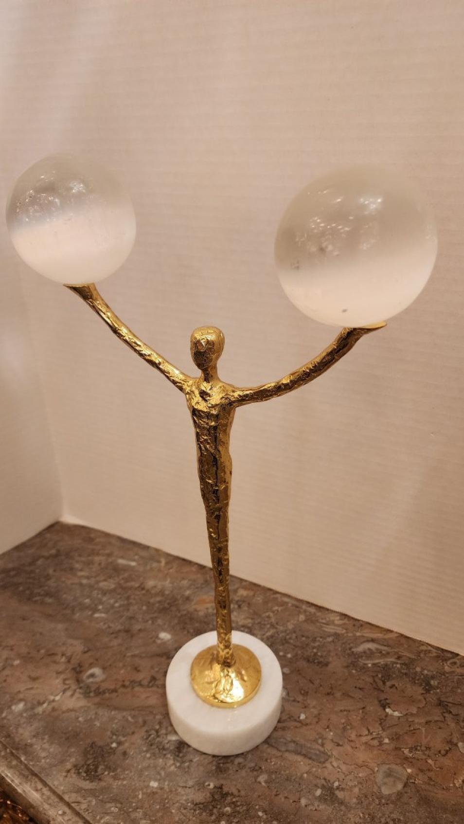 A. Richard Figura in ottone con due sfere di selenite In condizioni buone in vendita a Dallas, TX