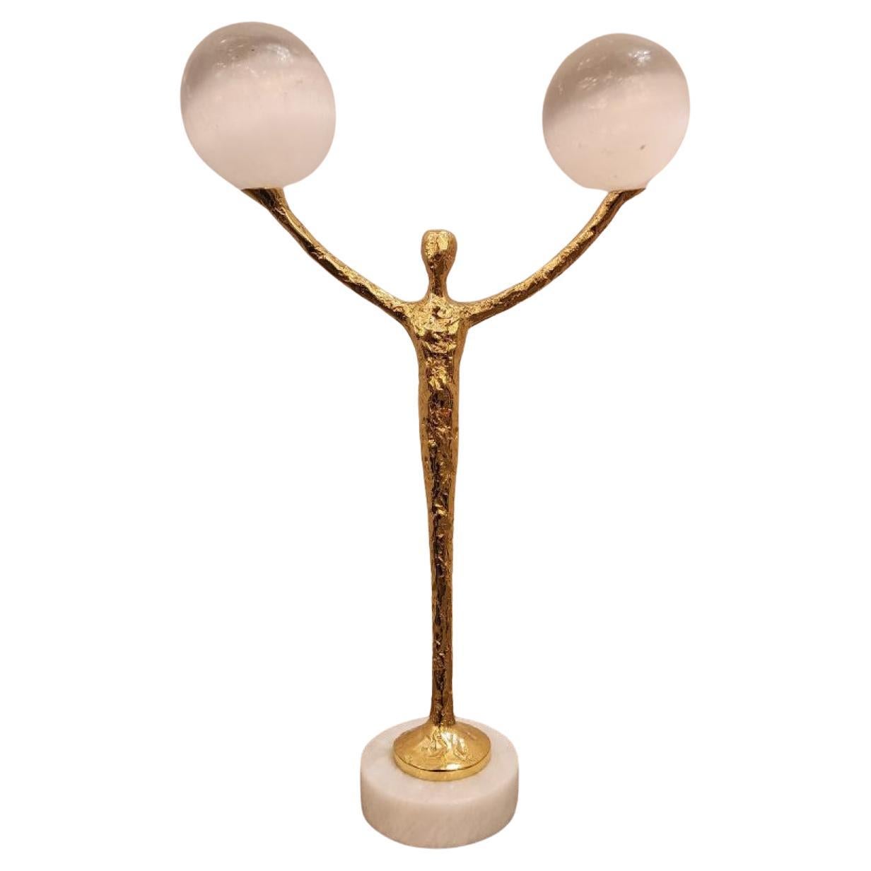 Figura de latón John Richard con dos bolas de selenita