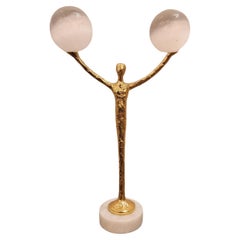 Figura de latón John Richard con dos bolas de selenita