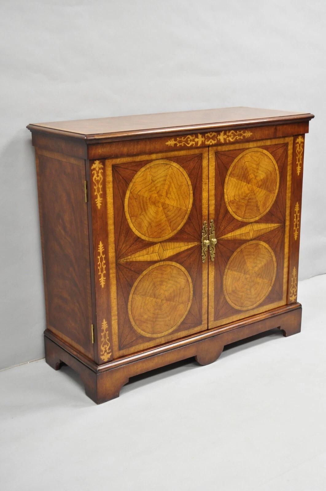 A. Richard English Georgian Style Burl Wood Inlay Sideboard Cabinet with Interior Shelf and Ofiginal Shelf. Circa alla fine del XX secolo. Misure: 40