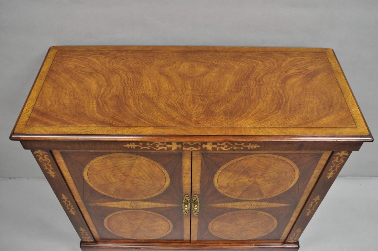 John Richard, mobile credenza con intarsi in legno di radica in stile georgiano In condizioni buone in vendita a Philadelphia, PA