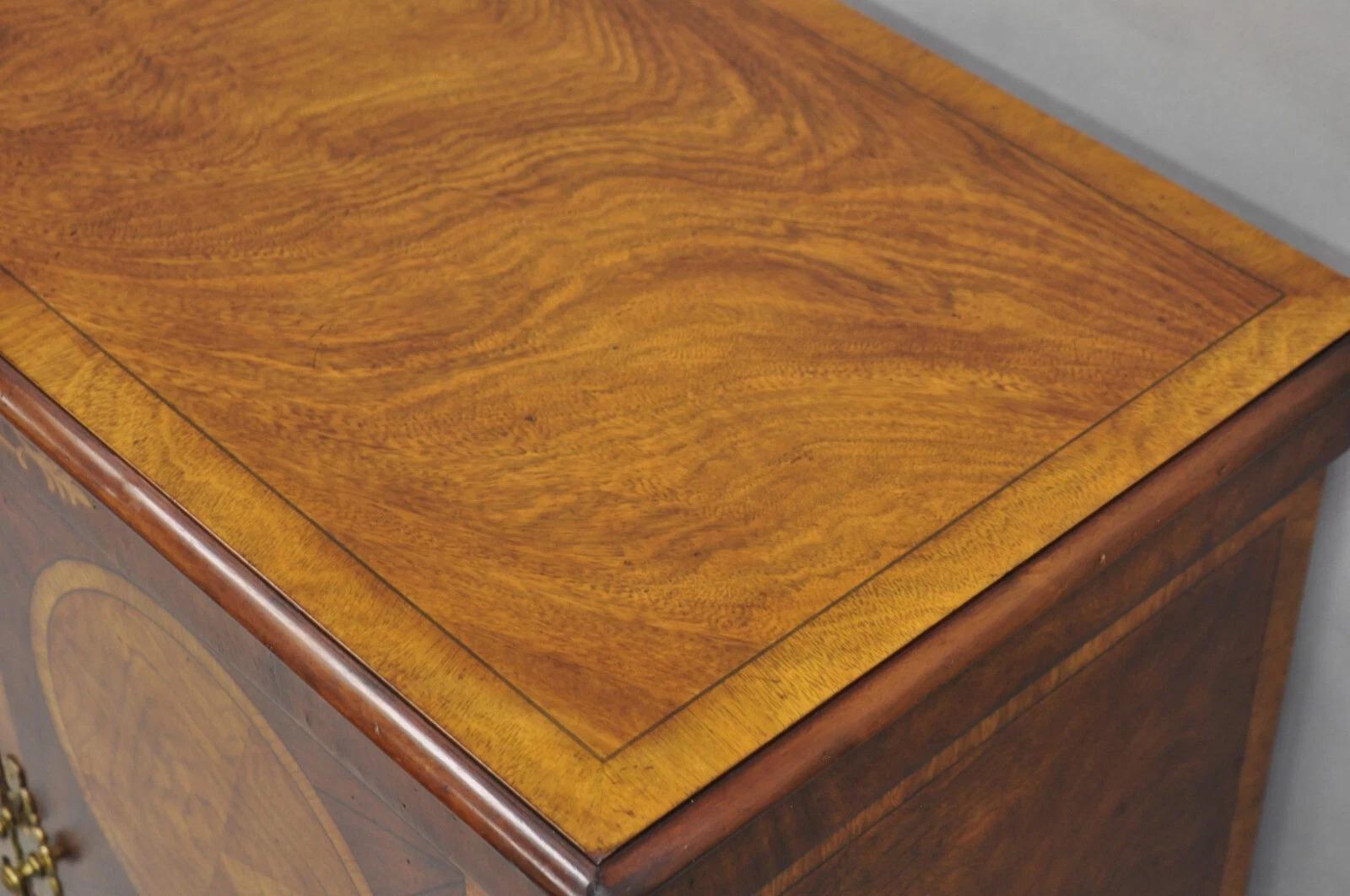 XX secolo John Richard, mobile credenza con intarsi in legno di radica in stile georgiano in vendita