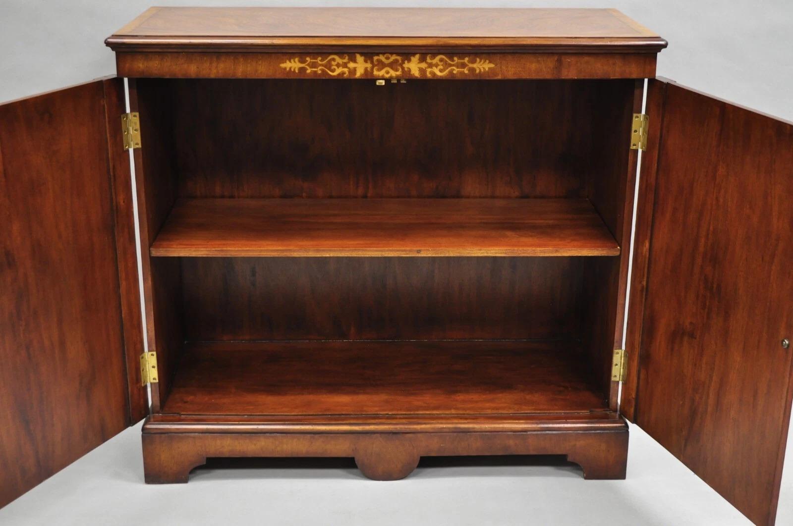 Legno John Richard, mobile credenza con intarsi in legno di radica in stile georgiano in vendita