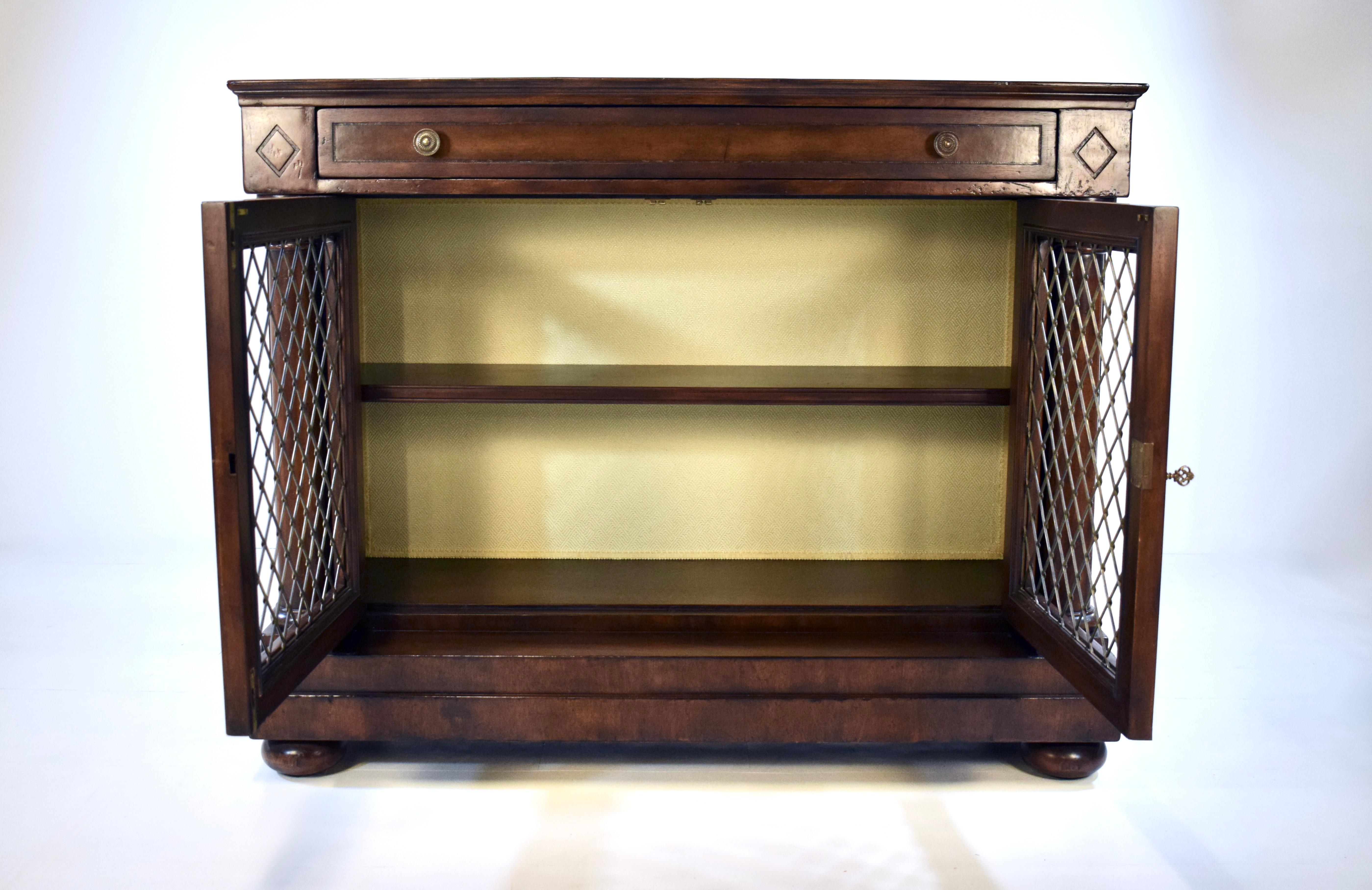 Americano John-Richard English Regency Brass Grill Armadio libreria a due ante in vendita