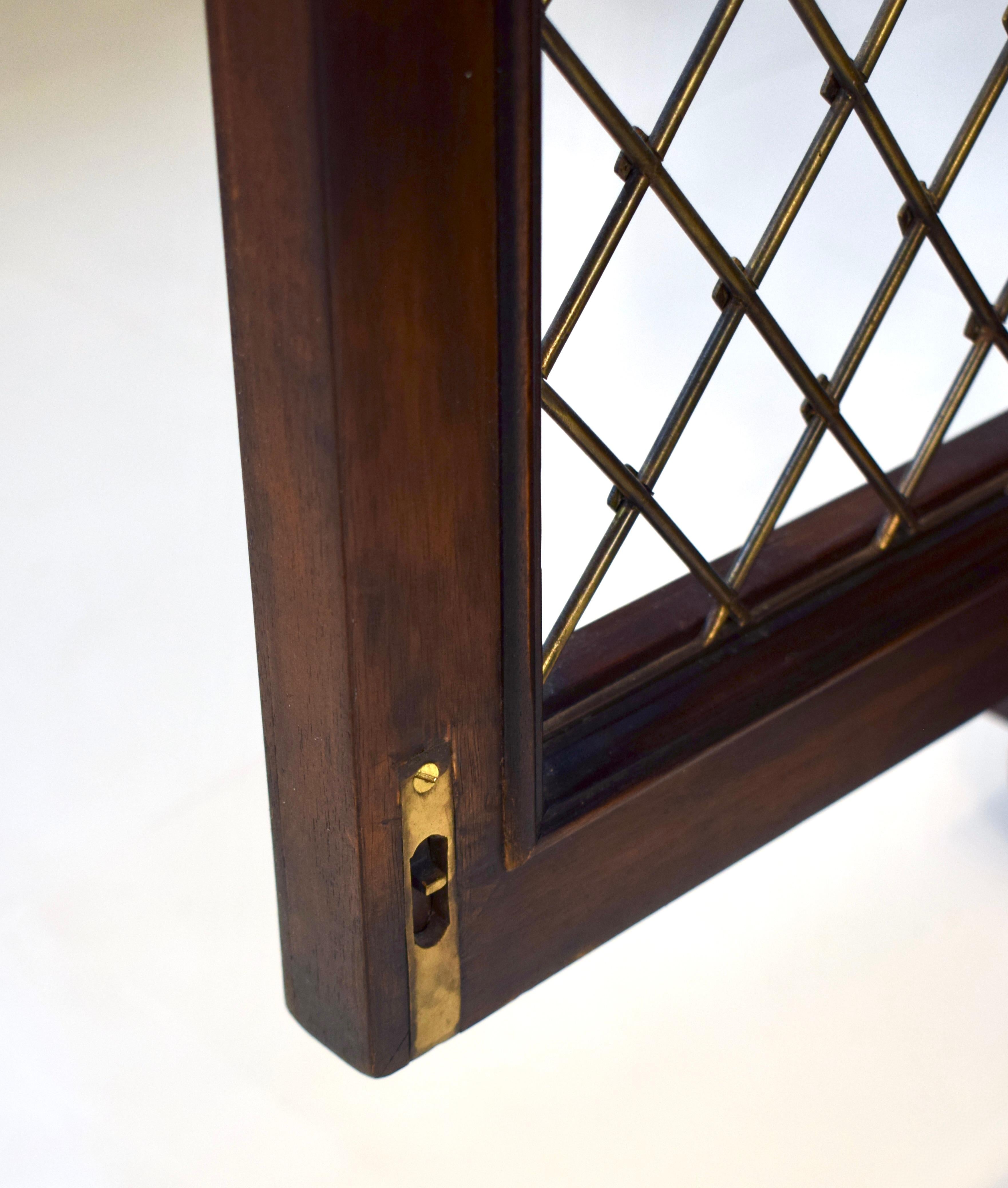 John-Richard English Regency Brass Grill Armadio libreria a due ante In condizioni buone in vendita a Southampton, NJ