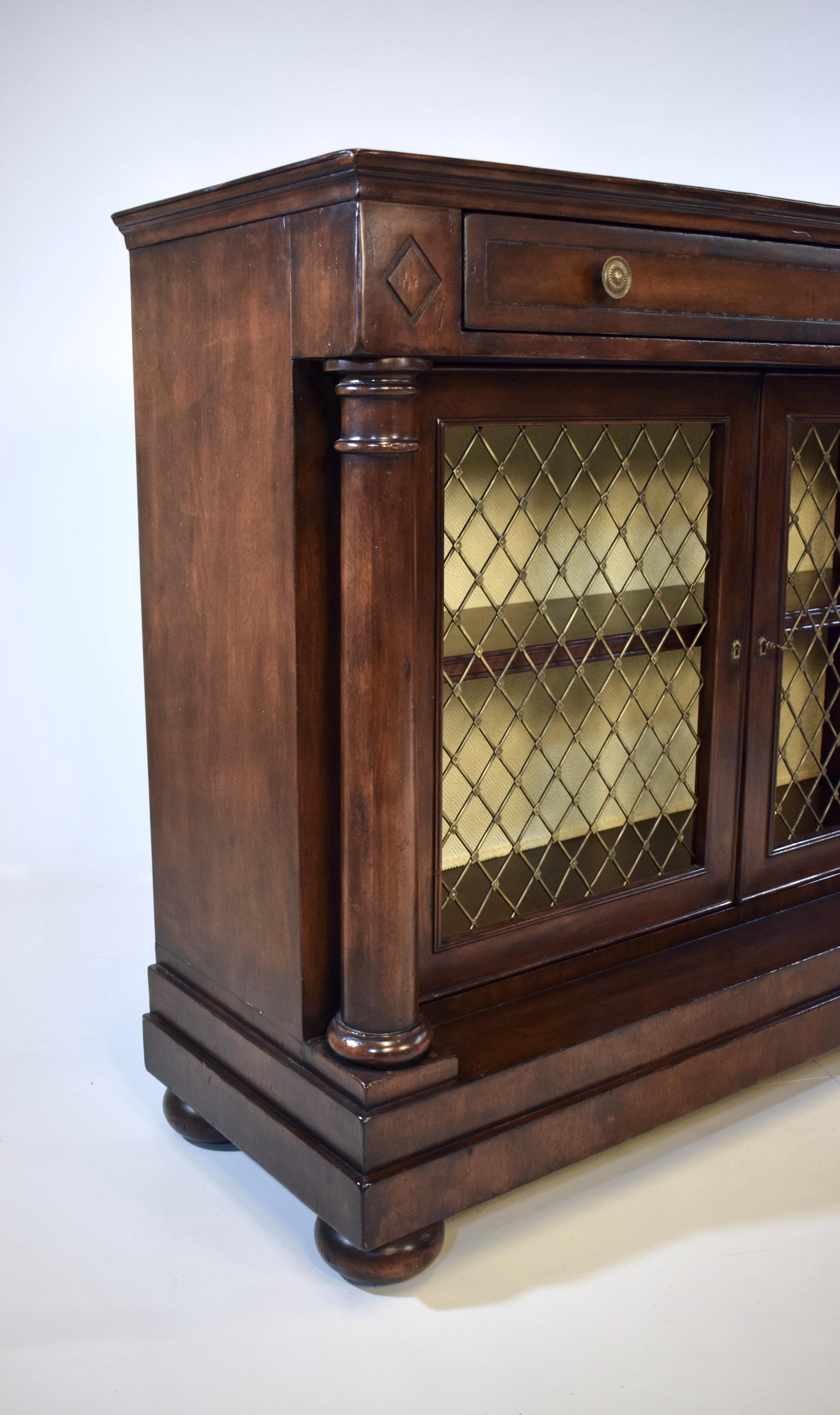 XX secolo John-Richard English Regency Brass Grill Armadio libreria a due ante in vendita