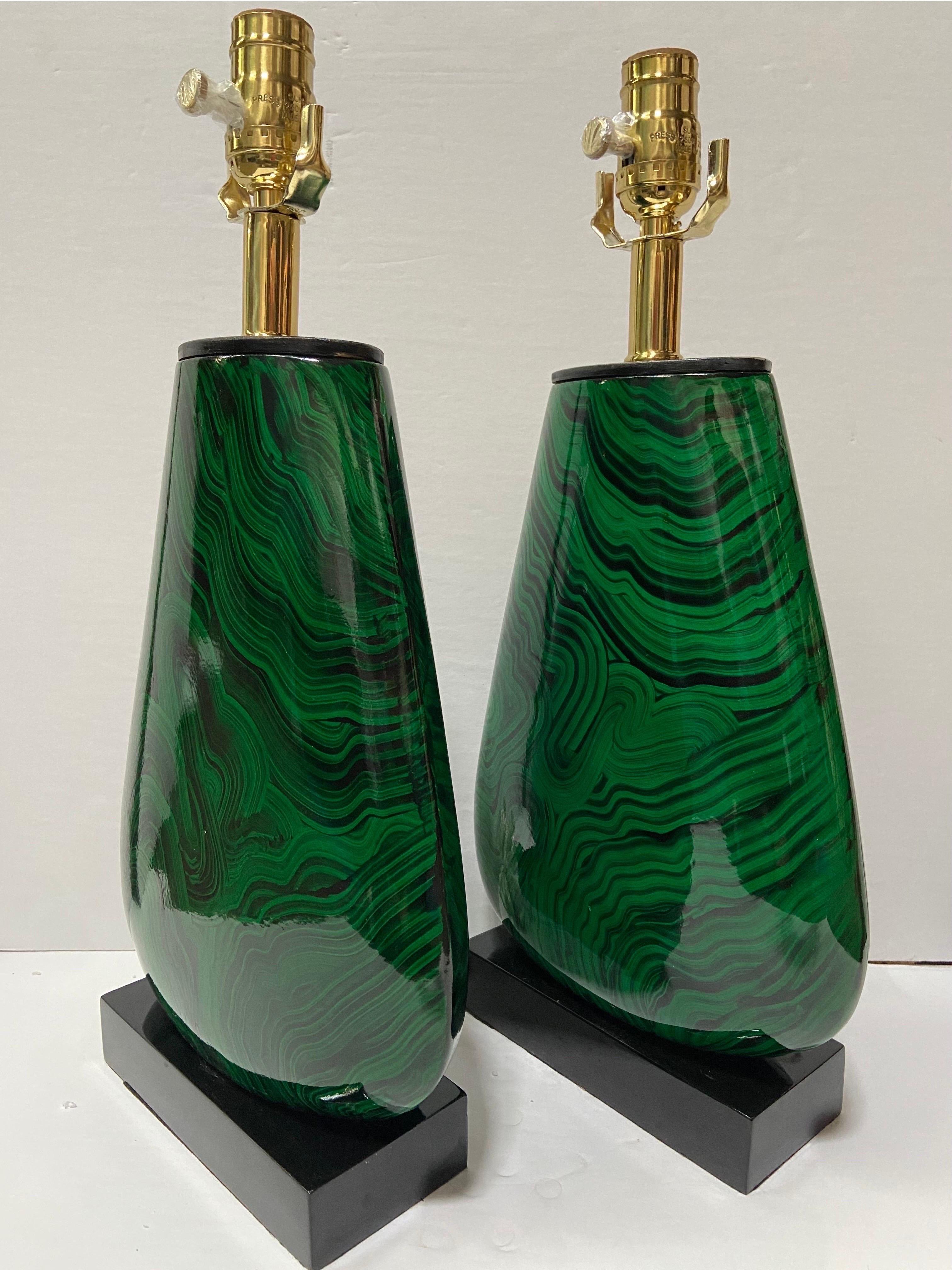 Paire de lampes de bureau en bois de fausse malachite, converties et câblées, de John Richard en vente 3