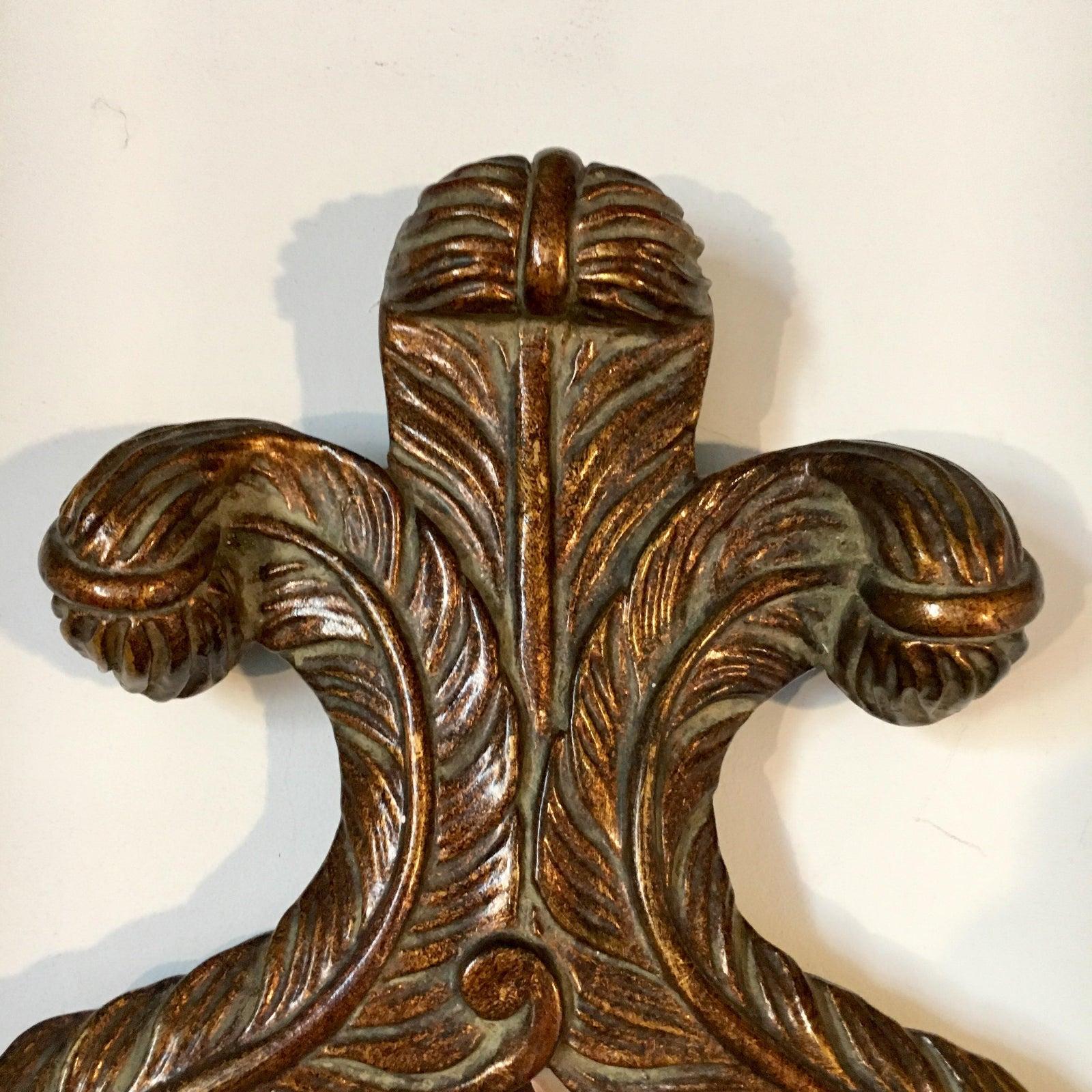Specchio con pennacchio in legno d'orato in edizione limitata di John Richard.

Firmato.

Dimensioni: 36 pollici di altezza x 20 pollici di larghezza 