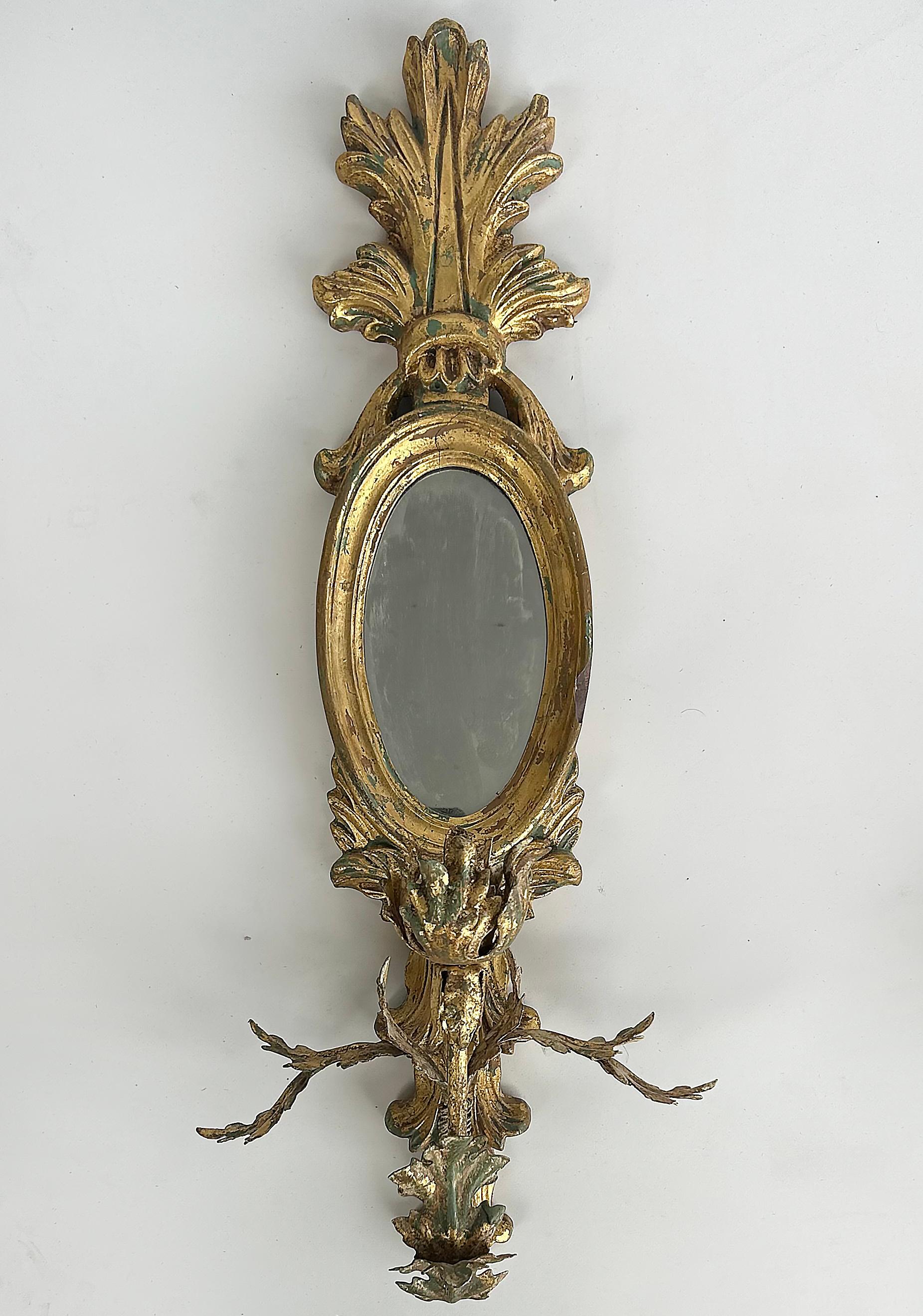 John Richard Giltwood, vergoldetes Metall, verspiegelte Kerzenleuchter, nicht elektrifiziert, Paar (amerikanisch) im Angebot