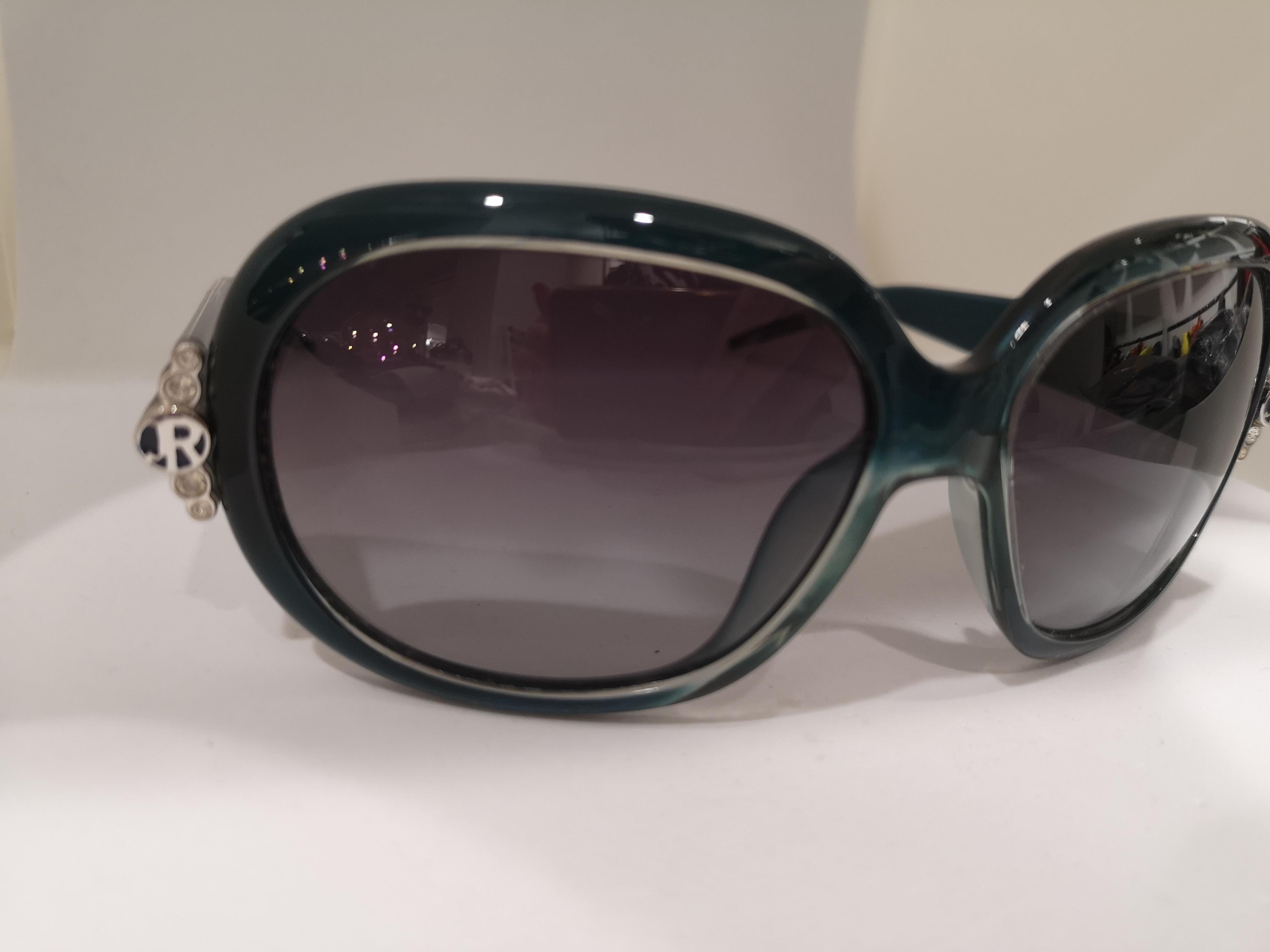Sonnenbrille von John Richmond in Blau und Grün (Schwarz) im Angebot