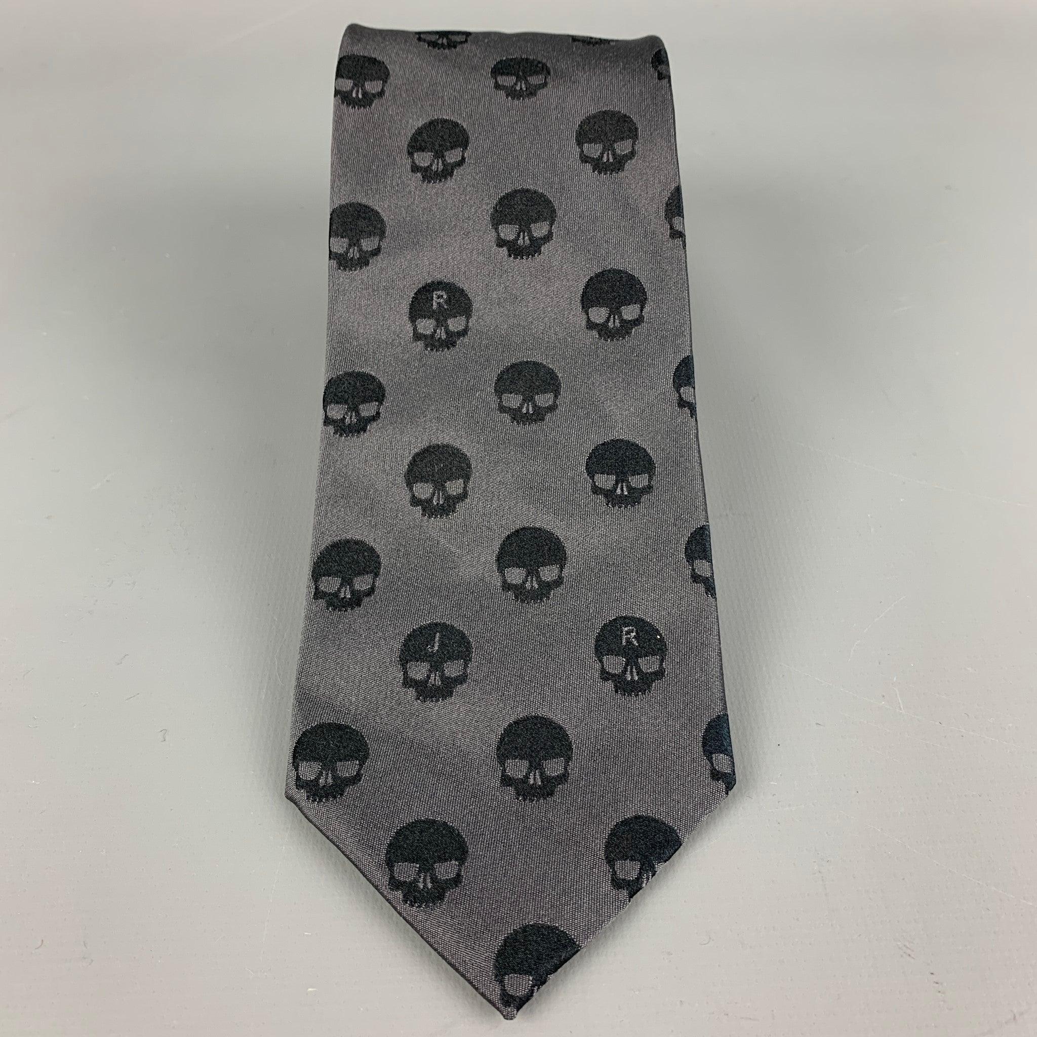 La cravate JOHN RICHMOND est proposée en soie imprimée tête de mort anthracite. Fabriquées en Italie. Très bien
Etat d'occasion. 

Mesures : 
  Largeur : 3,25 pouces 

  
  
 
Référence Sui Generis : 111348
Catégorie : Cravate
Plus de détails
   