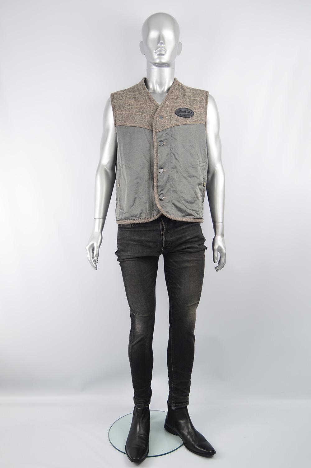 Size: Marked L but this gives an intentional loose fit. Please check measurements. 
Chest - 48”  / 122cm
Waist - 44” / 112cm
Length (Shoulder to Hem) - 23” / 58cm

An amazing vintage men's gilet / sleeveless jacket from the 90s by iconic British