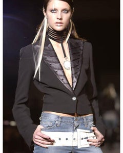 John Richmond Autunno/Inverno 2002: minigonna in denim con cintura effetto trompe-l'œil