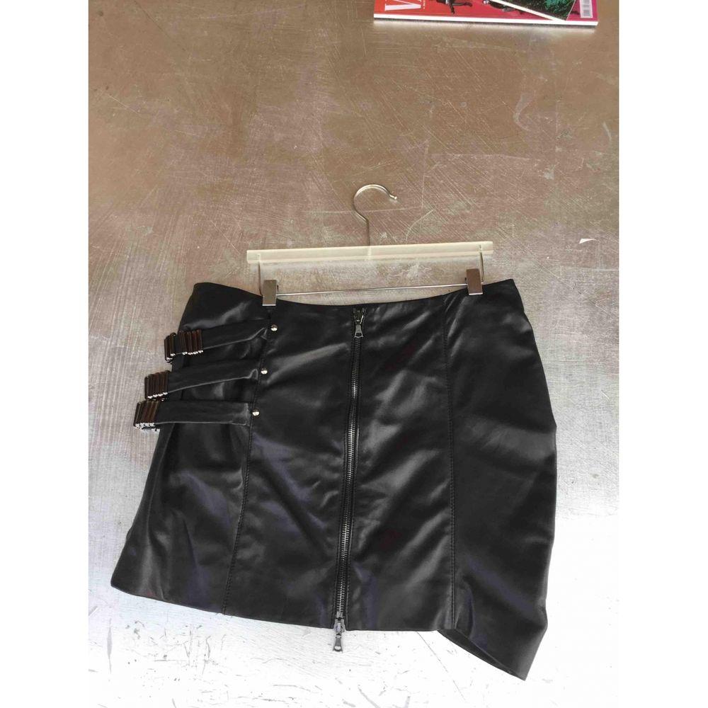 John Richmond Leather Skirt Suit in Black

John Richmond skirt. 
 Size 40 ita. 100% lambskin, lined. 
 Zipped closure. 
 Good condition, shows only small signs of normal use

General information:
Designer: John Richmond
Condition: Good