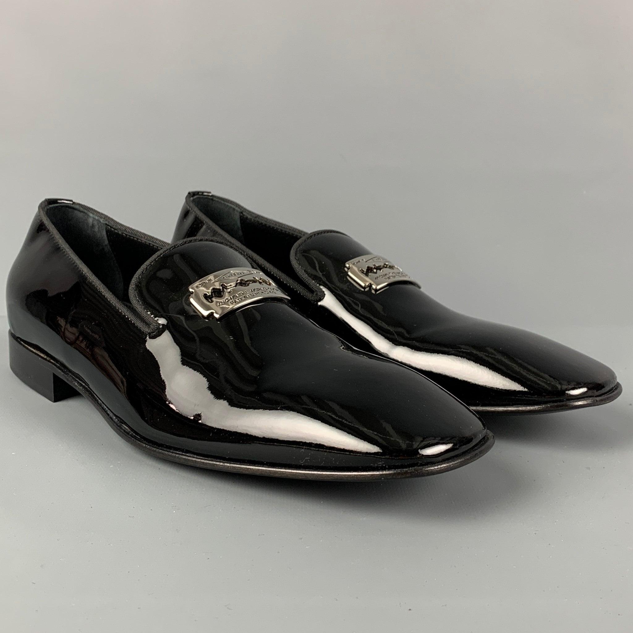 JOHN RICHMOND Slipper aus schwarzem Lackleder mit silberfarbenem Rasierklingendetail, Slipper, quadratischer Spitze und passendem Gürtel. Hergestellt in Italien. Sehr gut
Gebrauchtes Zustand. 

Markiert:   42.5Außensohle: 12 Zoll  x 4 Zoll
