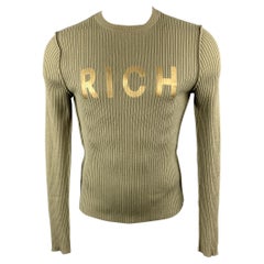 JOHN RICHMOND Größe S Olivfarbenes geripptes Strickpullover mit Rundhalsausschnitt und Goldgrafik aus Wollmischung JOHN RICHMOND Größe S Olivfarbenes geripptes Strickpullover mit Rundhalsausschnitt und Goldgrafik aus Wollmischung
