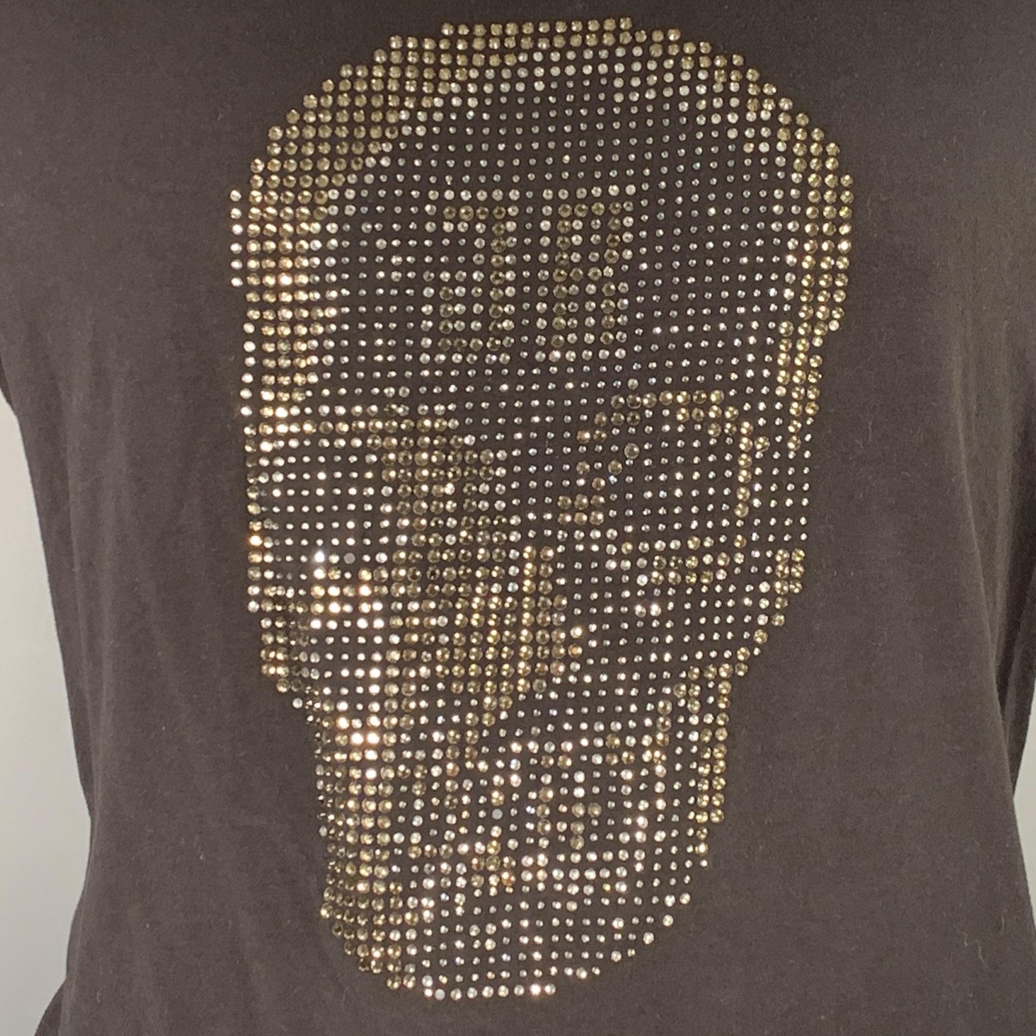 T-shirt JOHN RICHMOND
en jersey de coton extensible noir, avec un motif de crâne clouté de strass et un col ras du cou. Fabriqué en Italie. Excellent état. 

Marqué :   XXXL 

Mesures : 
 
Épaule : 19 pouces Poitrine : 46 pouces Manches : 7.5 pouces