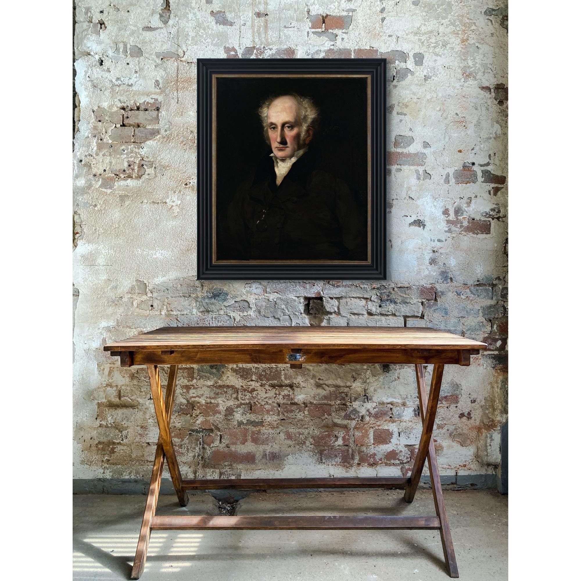 Questo dipinto a olio della metà del XIX secolo, opera dell'artista britannico John Robert Browne (1788-1843), raffigura un gentiluomo che indossa un cappotto marrone scuro con gilet, camicia bianca e cravatta. An He assomiglia vagamente al poeta