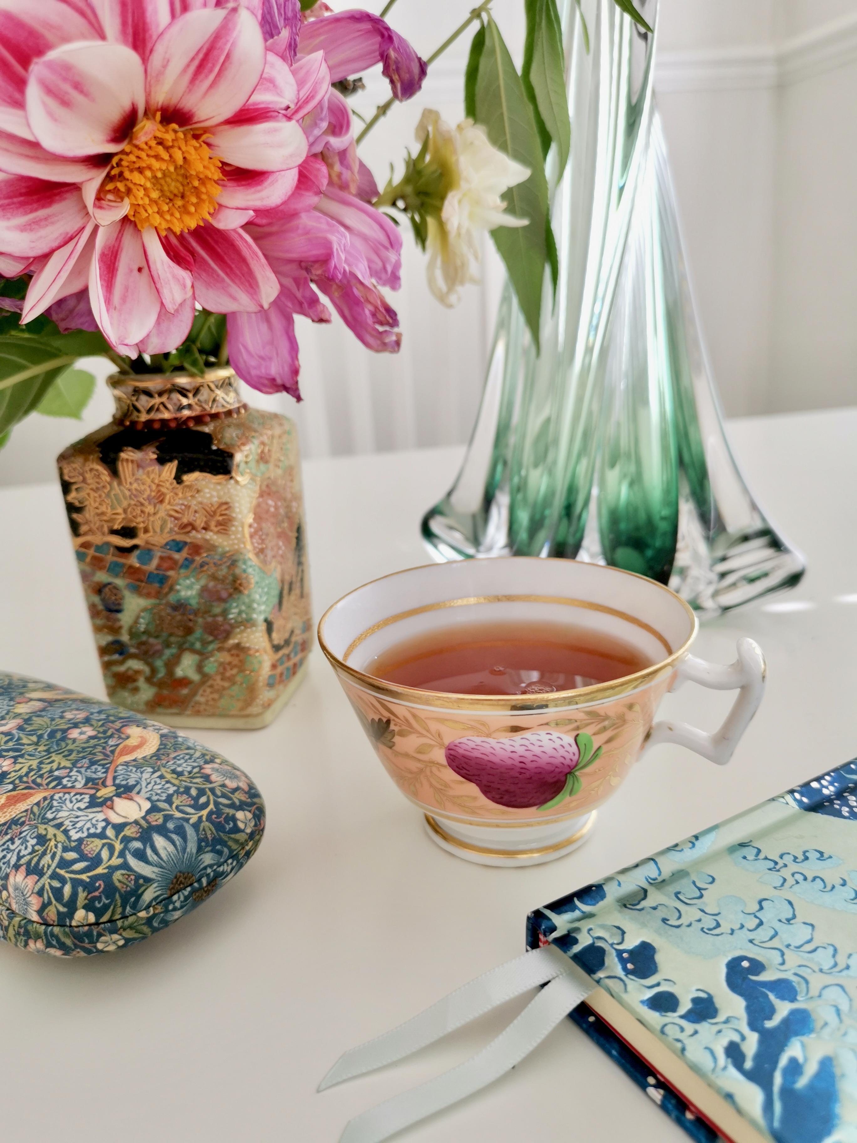 This is a very charming orphaned teacup made by John Rose / Coalport in about 1815. Originally it would have had a companion coffee cup and a saucer, which is how cups and saucers were sold in the late 18th and early 19th Century; as you would never