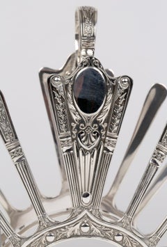 John Round Sheffield Aesthetic Movement in argento con ventaglio a forma di portapane