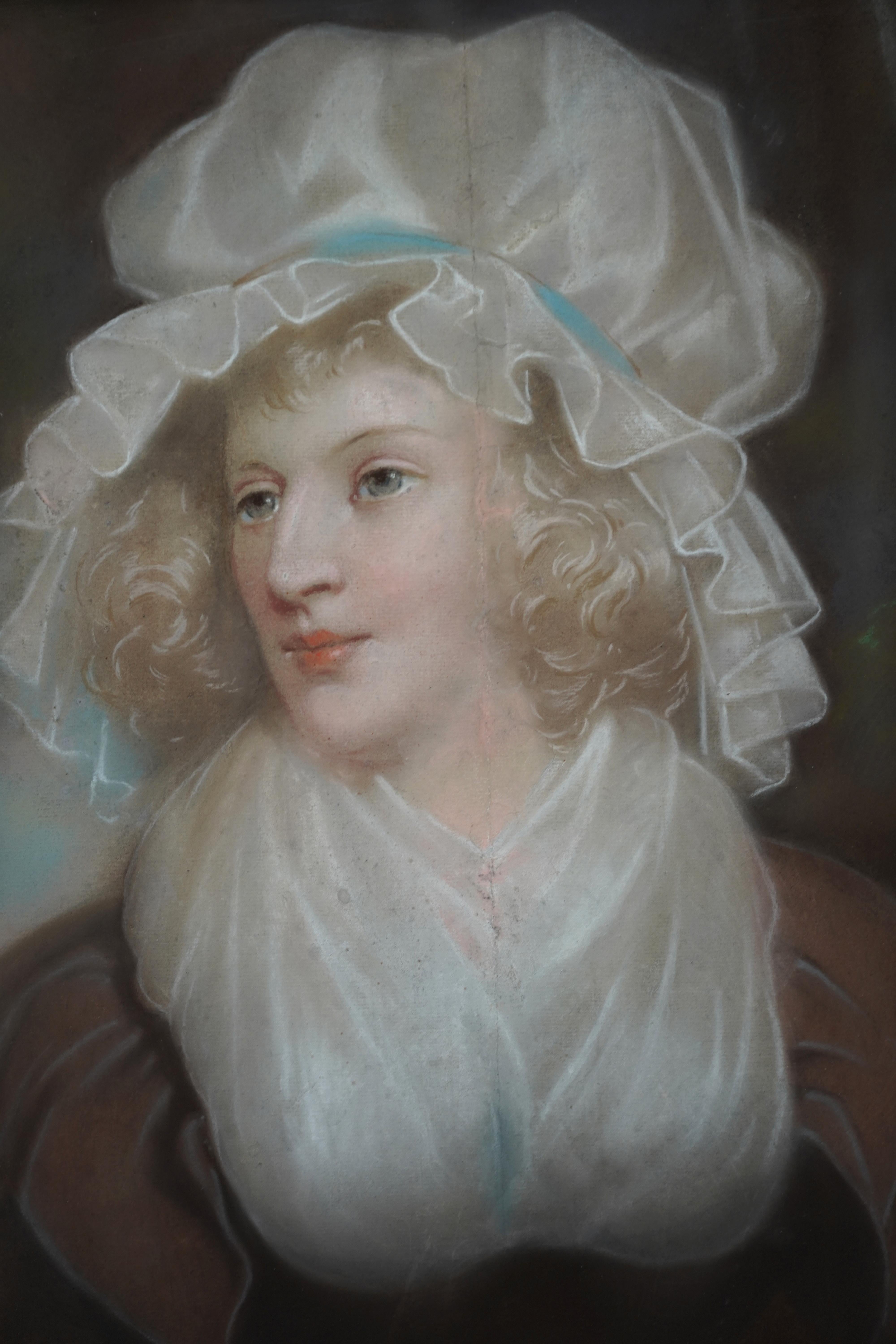 Dieses charmante britische Altmeister-Regency-Pastellporträt wird John Russell RA zugeschrieben. Die um 1790 gemalte Komposition zeigt eine blonde Frau mit hübscher mob cap und blauem Band. Ein wirklich schönes Bild. 
Provenienz. Anwesen in Oxford.