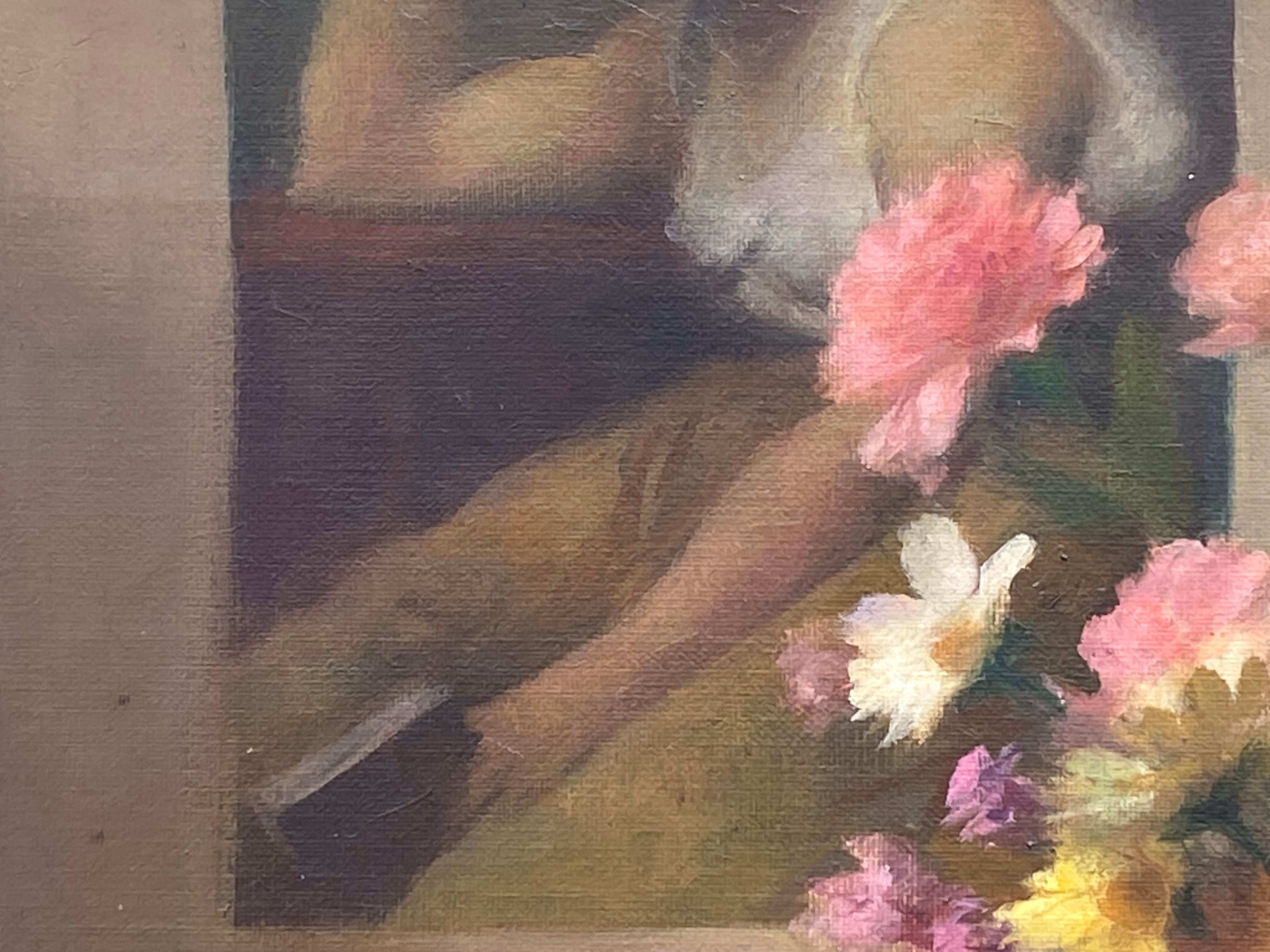 Magnifique nature morte peinte à l'huile sur toile avec un vase de fleurs et une coupe de fruits en verre.  À l'arrière-plan se trouve une peinture représentant une jeune femme.  Monogramme de l'artiste en bas à droite.  Le monogramme est celui de