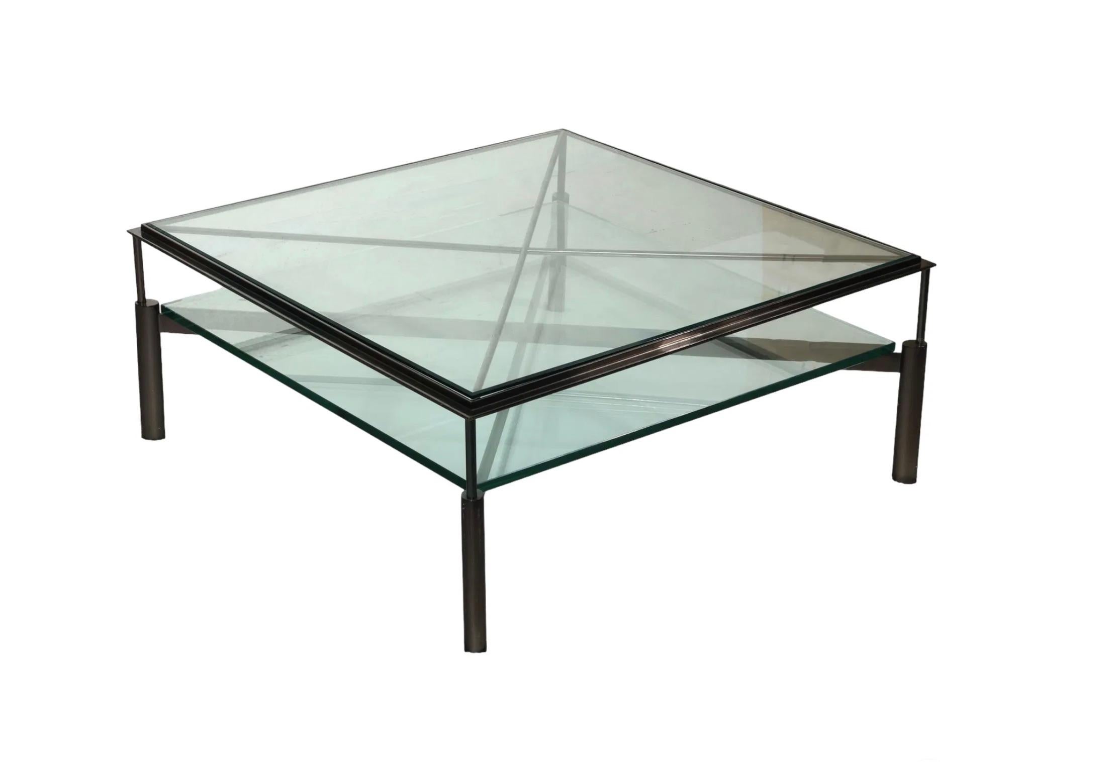 Ti presentiamo un tavolino da cocktail o da caffè di design realizzato dalla stimata John Saladino Furniture di New York. Questo pezzo eccezionale sfoggia un'estetica moderna e minimalista, caratterizzata da una sottile struttura rettangolare con