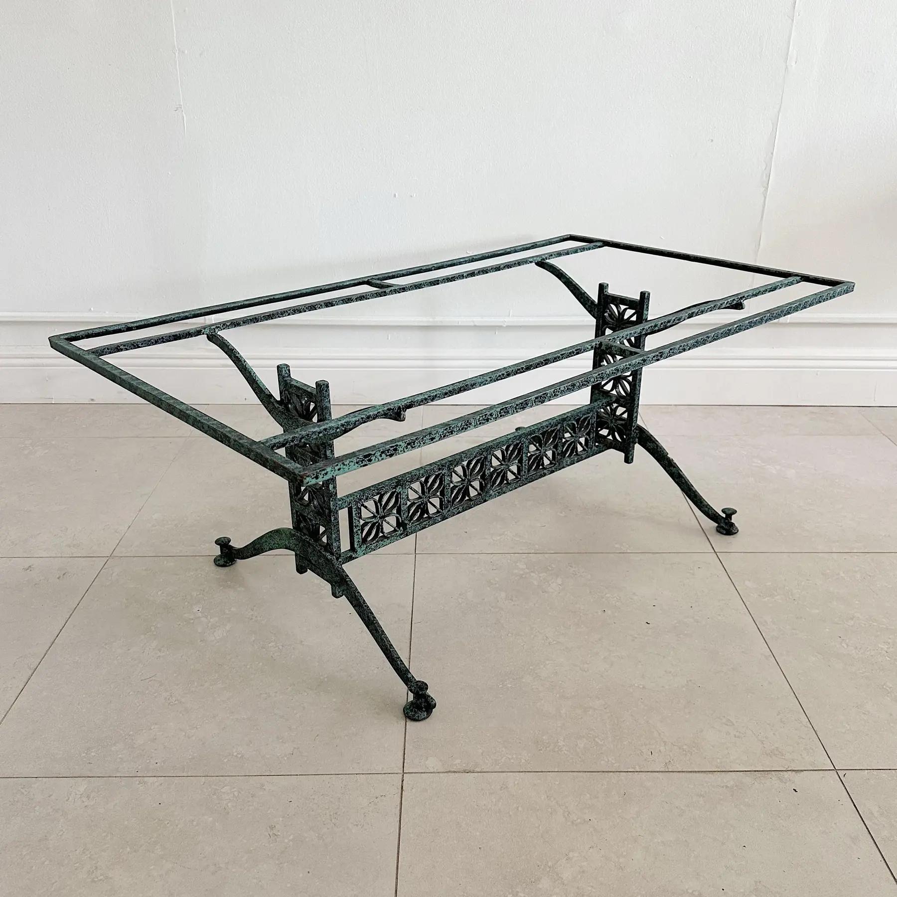 Tavolino in ferro battuto della Collezione 'El Prado' di John Salterini con finitura vintage applicata al verderame. La finitura è in buone condizioni vintage con una leggera usura dovuta all'età e all'uso. I piedi sono in rame o ottone. Così com'è,