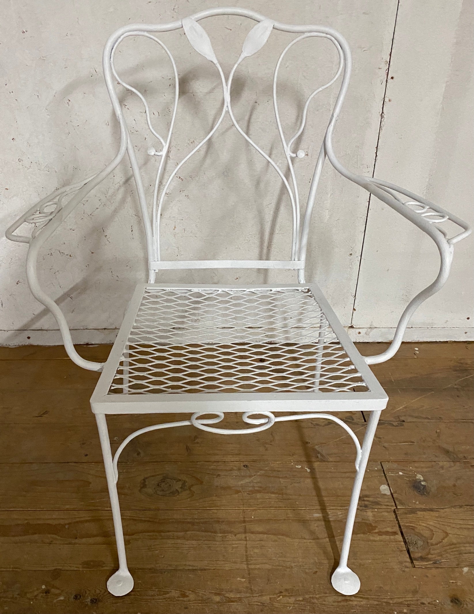 Salterini inspired patio, garden or porch wrought iron dinging armchair featuring scrolling maple leaf design, metal mesh seat, wrought iron construction, quality American craftsmanship, great style and form. Mid-late 20th century.
Measure: Arm H