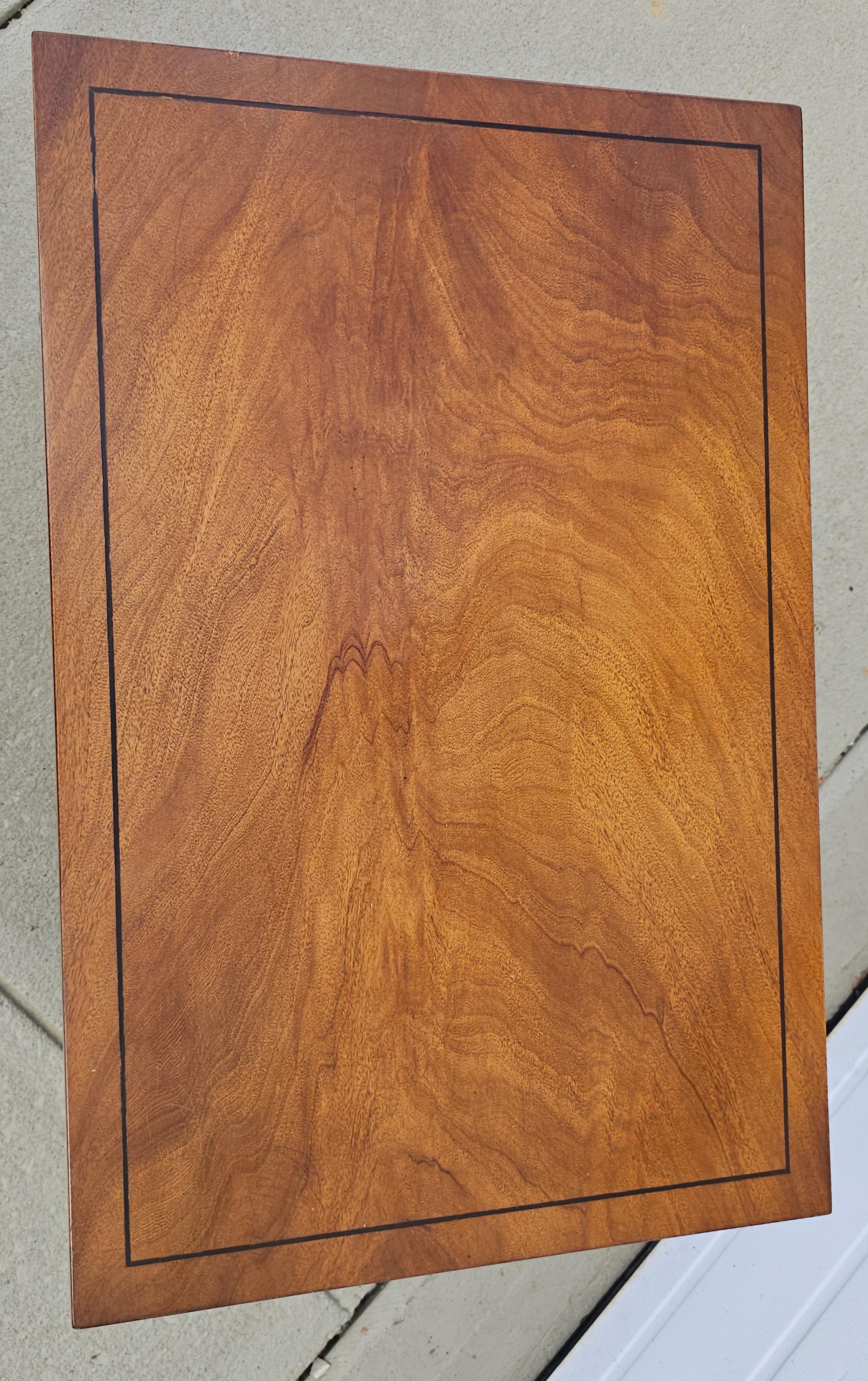 John Scalia für Schmieg & Kotzian Galleried, Beistelltisch aus Mahagoni mit einer Schublade im Zustand „Gut“ im Angebot in Germantown, MD