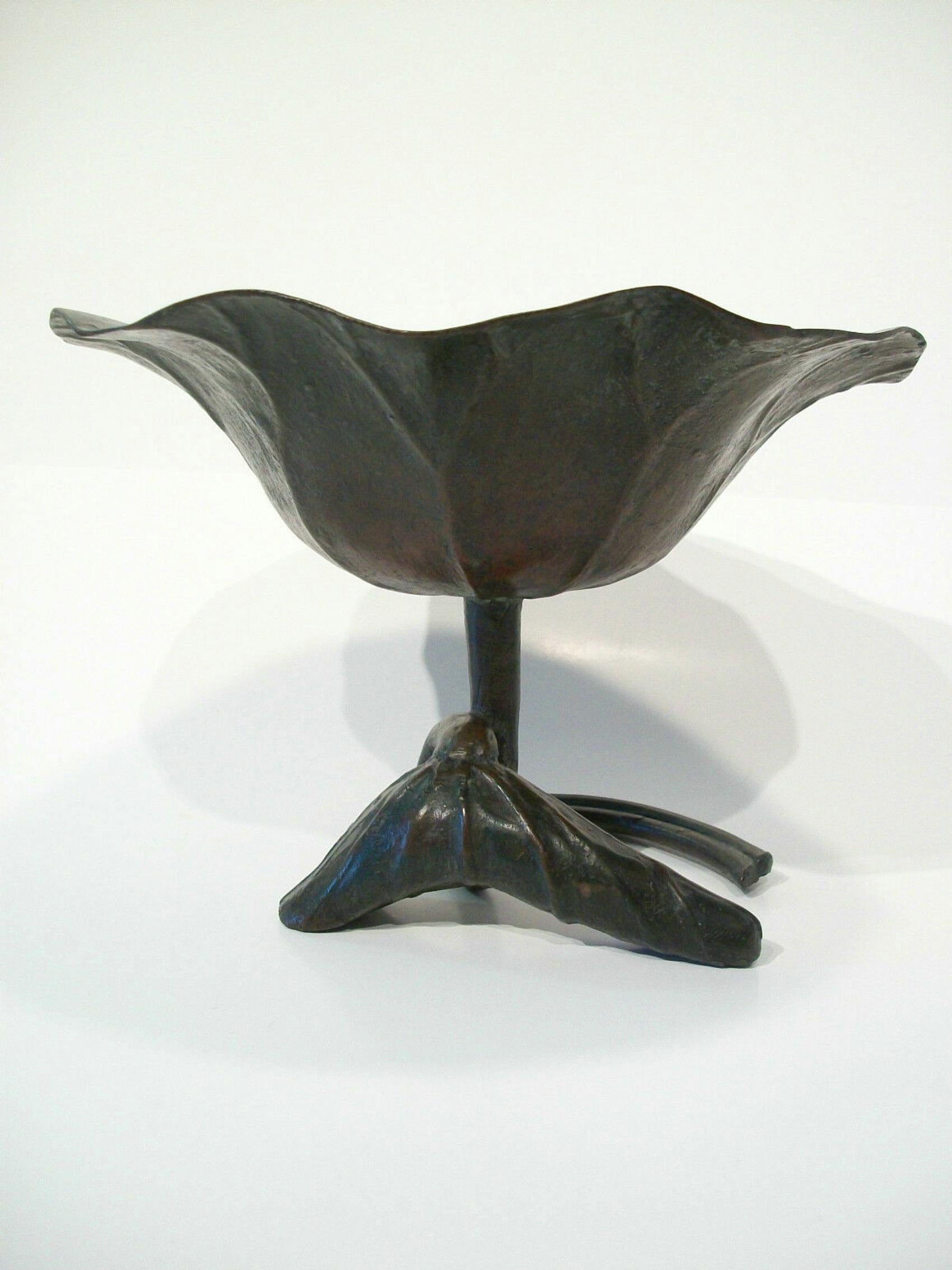 John Scott Bradstreet - Bronze Lotus Bowl - United States - circa 1900 In Good Condition For Sale In Chatham, ON