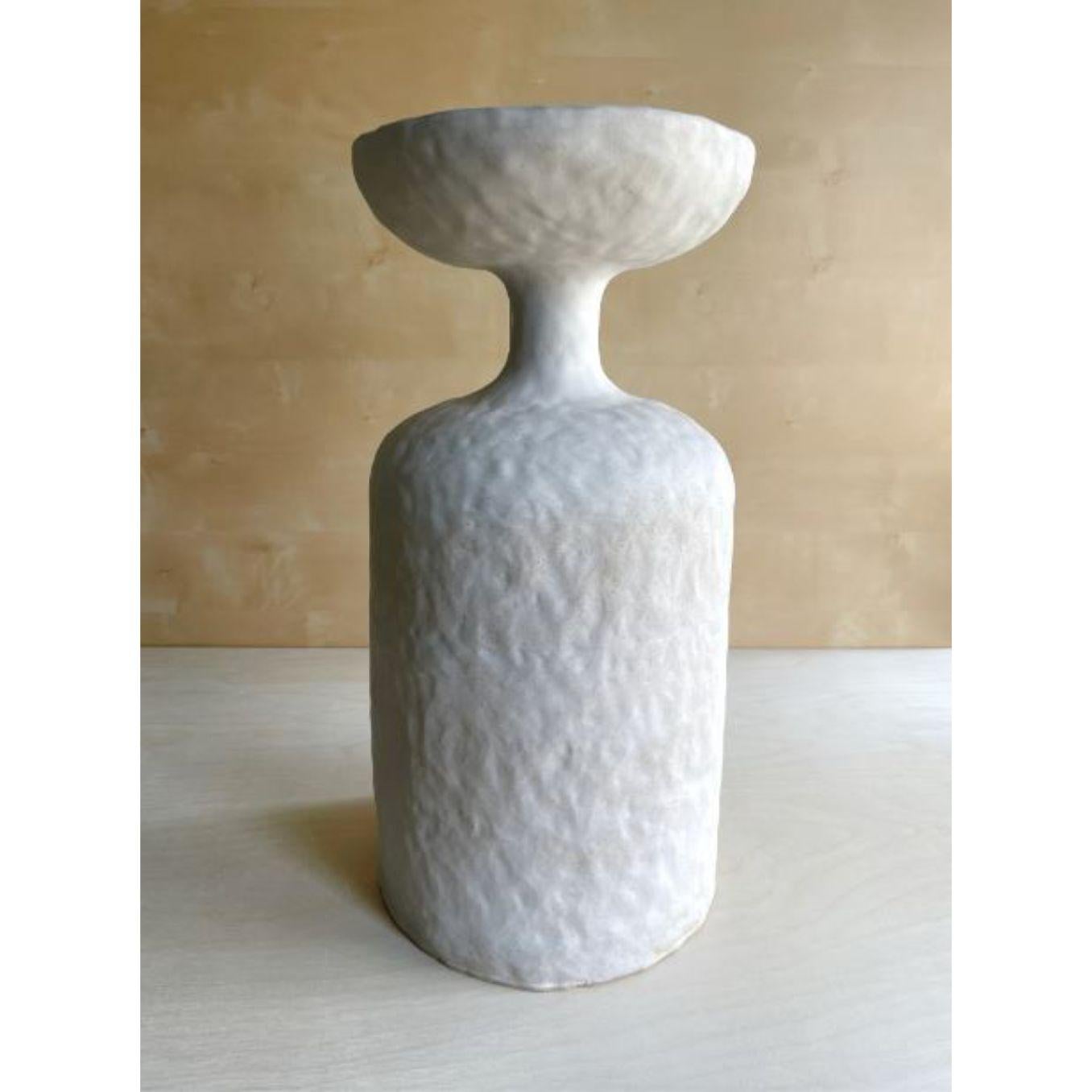 Table d'appoint John de Meg Morrison
Matériaux : Céramique
Dimensions : L 24,5 x P 24,5 x H 50 cm

Vase en céramique sculpté à la main, d'un bleu tendre comme l'œuf de merle. Étanche pour les fleurs. Comprend une feuille de liège pour protéger la