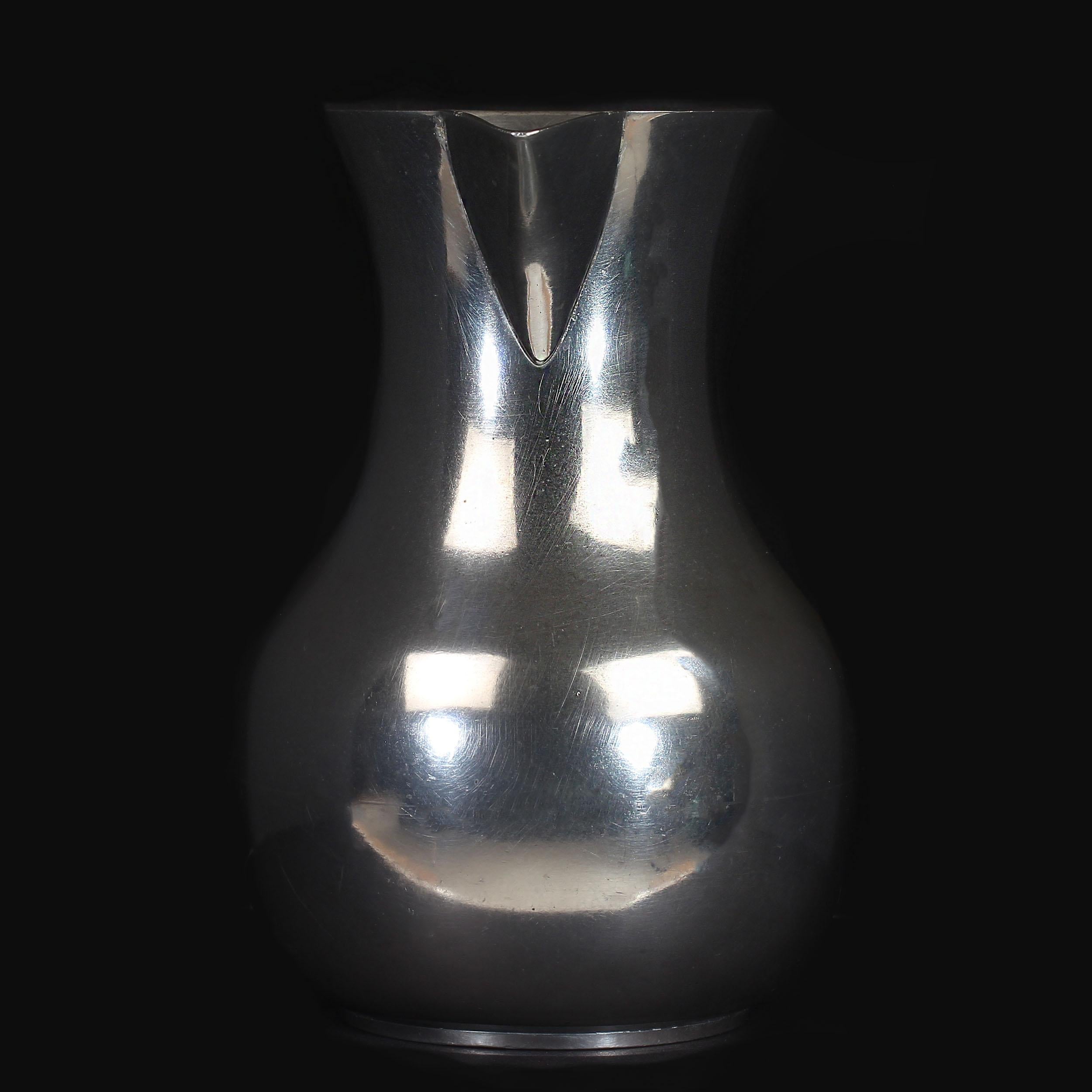 eleganter 6-Zoll-Perlenkrug von John Somers im Angebot 2