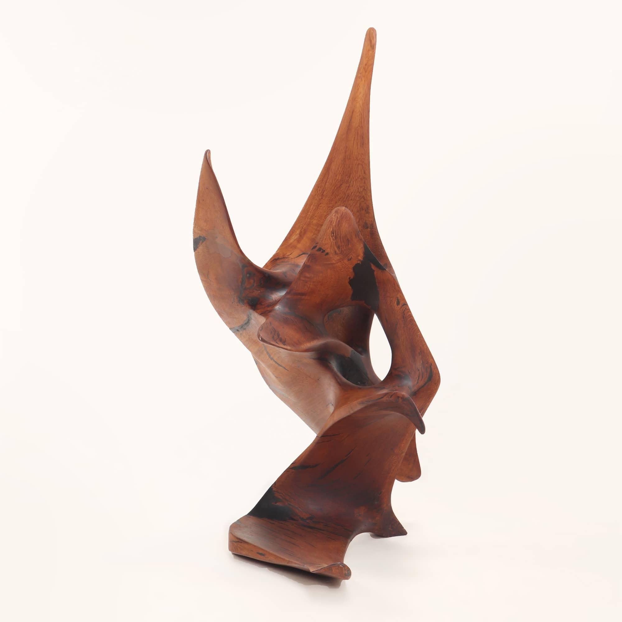 John Spielman (britannique, né en 1944) Grande sculpture abstraite en bois sculpté de forme libre datant du milieu du siècle dernier, vers 1970. Signé au verso J. Sp.