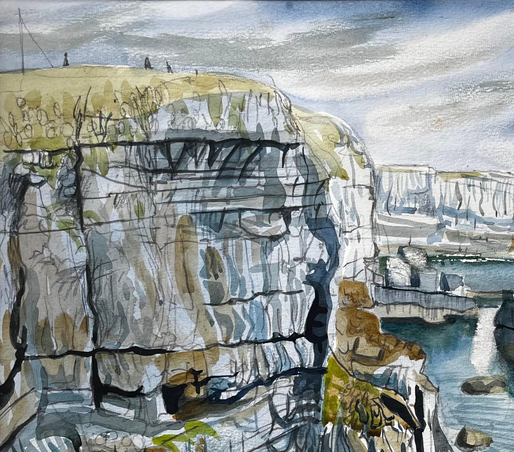 Titel: Clifftop View of Dorset Coast with Sea Stacks and Caves Signed 1993 Watercolour
von John Steane (geb.1931)
Größe: 19,75 Zoll (Höhe) x 23,25 Zoll (Breite) einschließlich Montage
Verso beschriftet: 