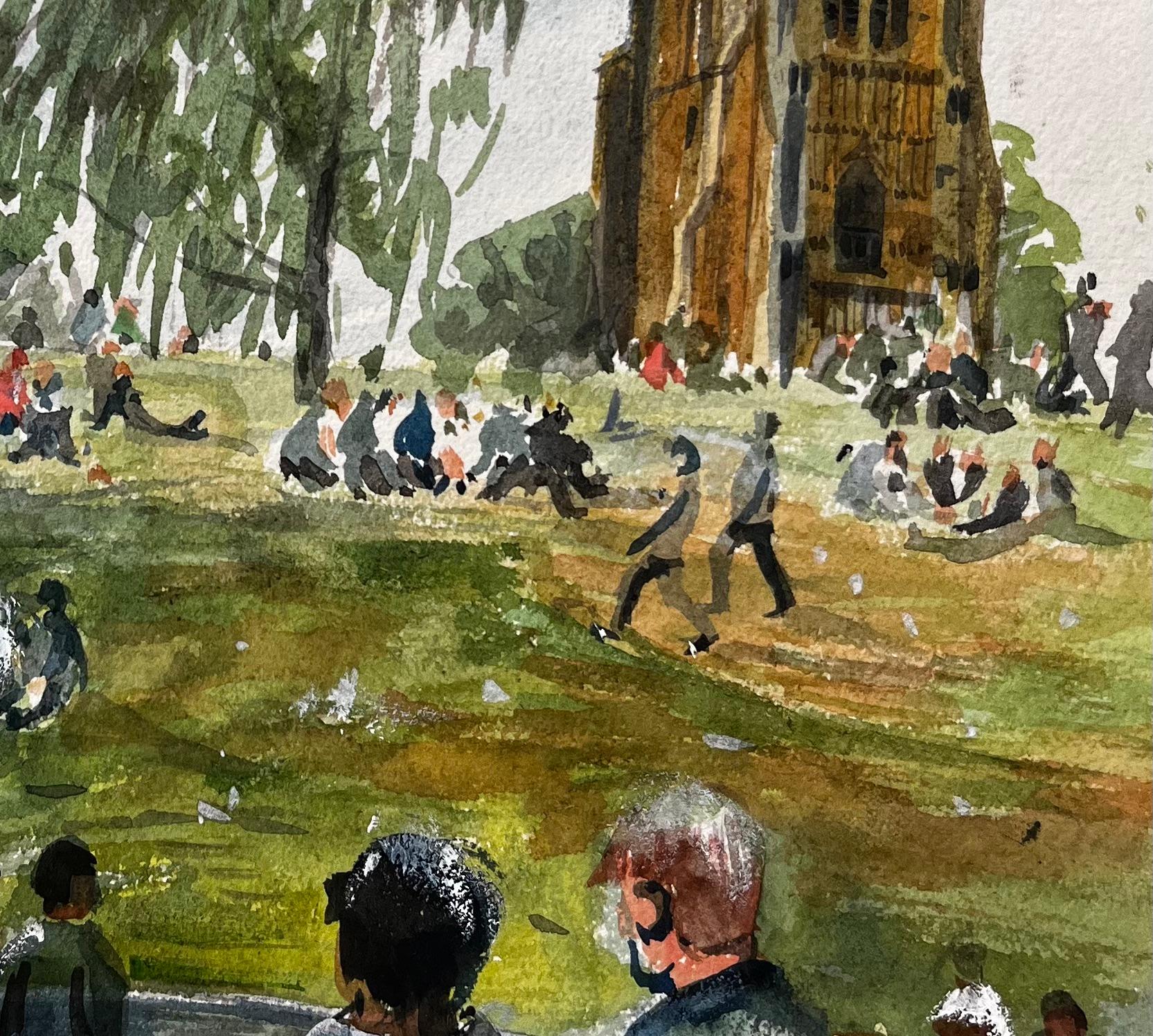 Menschen beim Entspannen auf der Wiese in Evesham mit Blick auf die Church's Britisches Aquarell im Angebot 1